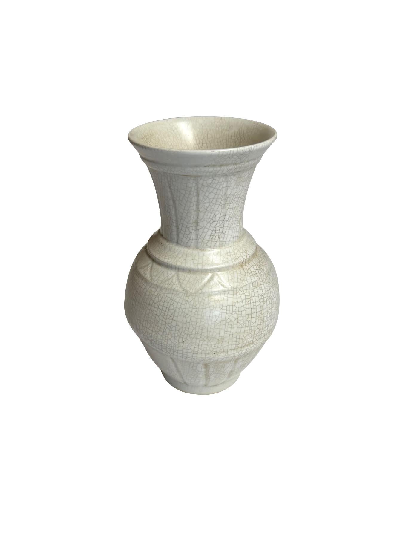 Vaso cinese contemporaneo in bianco sporco smaltato a crepe.
Design a coste verticali alla base e a zig zag al centro. 
Fa parte di un'ampia collezione di piccoli vasi di colore bianco sporco delle stesse dimensioni.
Ottimo per le librerie.