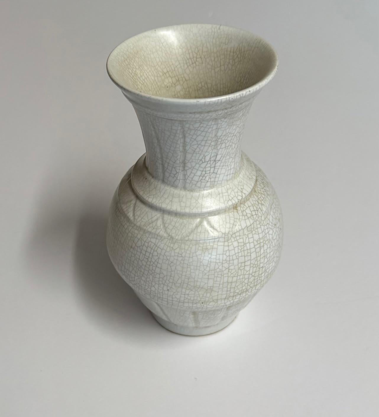 Cinese Vaso con centro a zig zag con smalto craquelé bianco sporco, Cina, Contemporaneo in vendita
