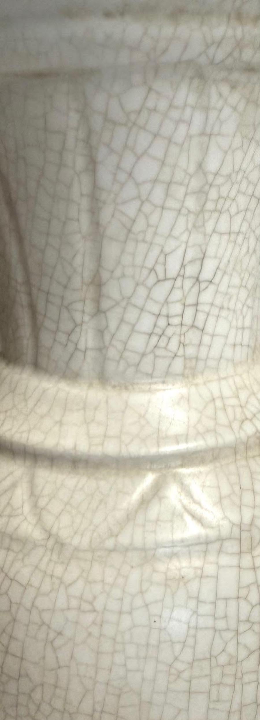 Vaso con centro a zig zag con smalto craquelé bianco sporco, Cina, Contemporaneo In condizioni Nuovo in vendita a New York, NY