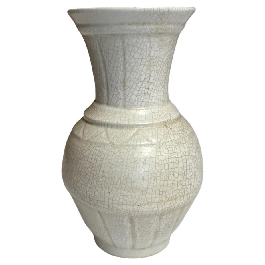 Vaso con centro a zig zag con smalto craquelé bianco sporco, Cina, Contemporaneo