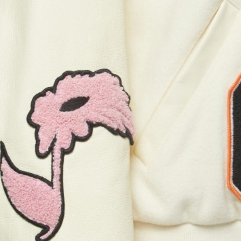Off-White Creme Wolle bestickt Patch Detail Bomberjacke S im Zustand „Gut“ im Angebot in Dubai, Al Qouz 2