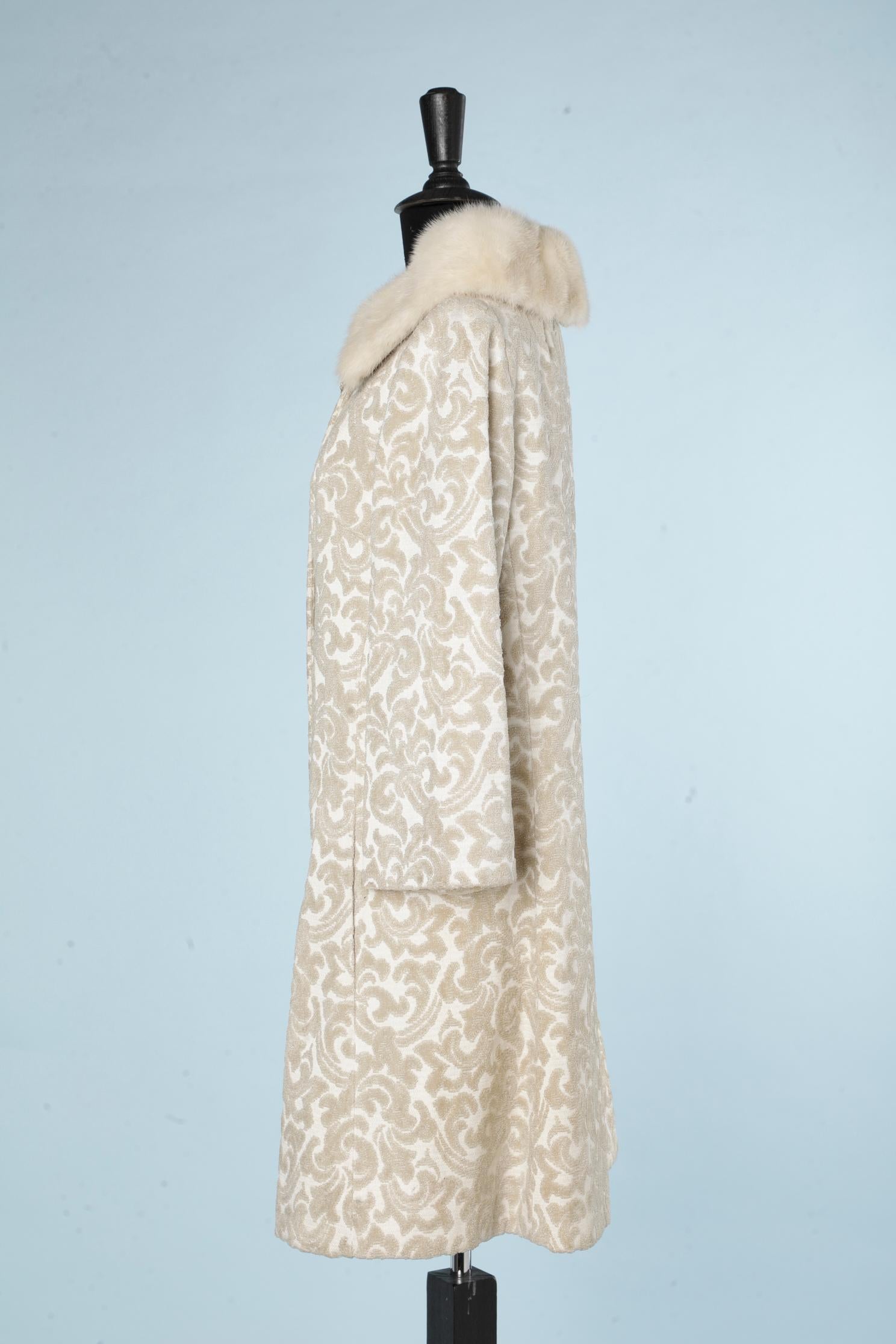 Off-white damasked velvet and mink coat Lilli Ann  In Excellent Condition For Sale In Saint-Ouen-Sur-Seine, FR