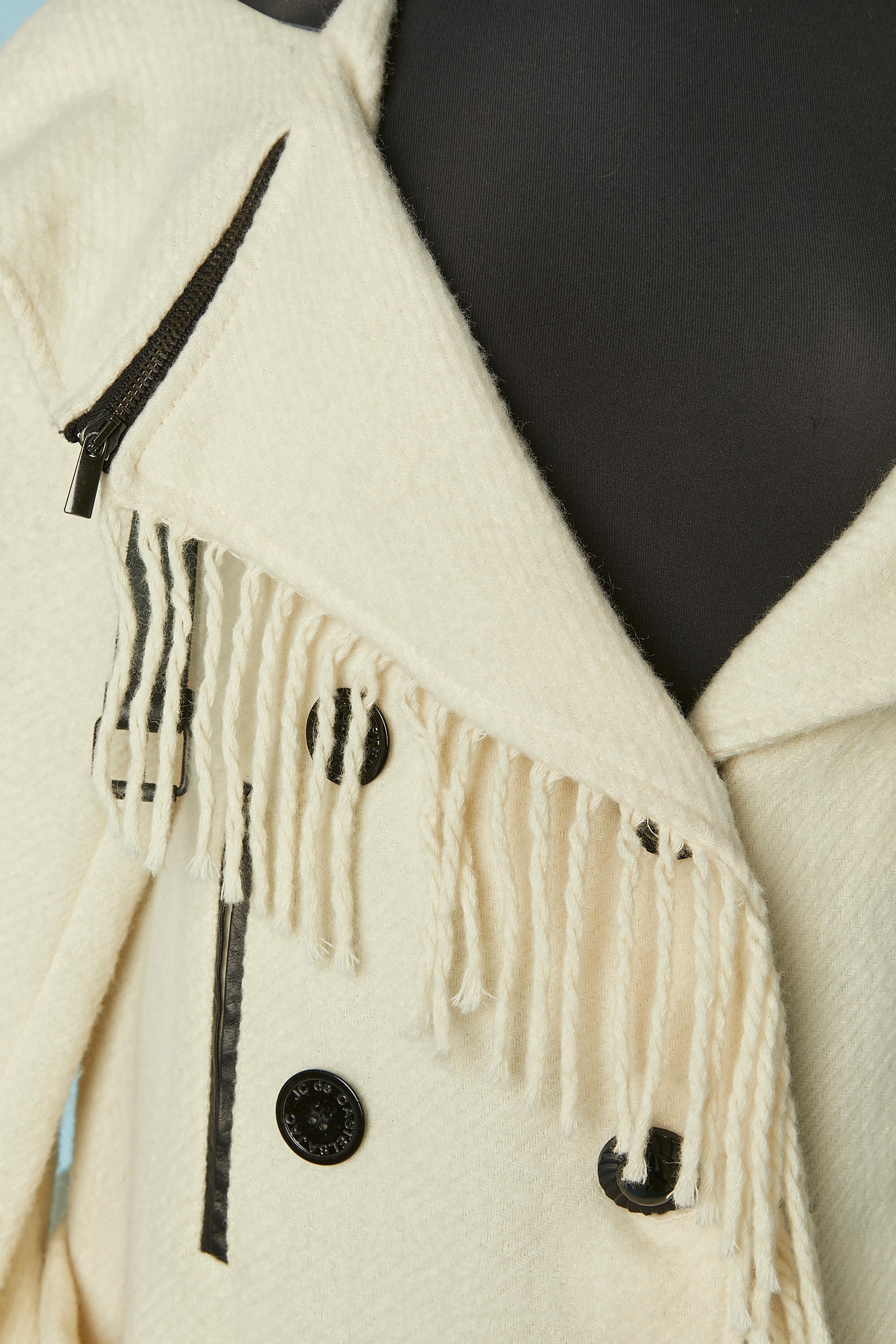 Cappotto doppiopetto bianco sporco con frange e cinturino in pelle.
Chiusura con bottone e asola con marchio. Zip sul colletto. 4 tasche sul davanti e 2 sul retro. Non c'è fodera, ma profili neri.
TAGLIA 36 sull'etichetta, ma la vestibilità è più