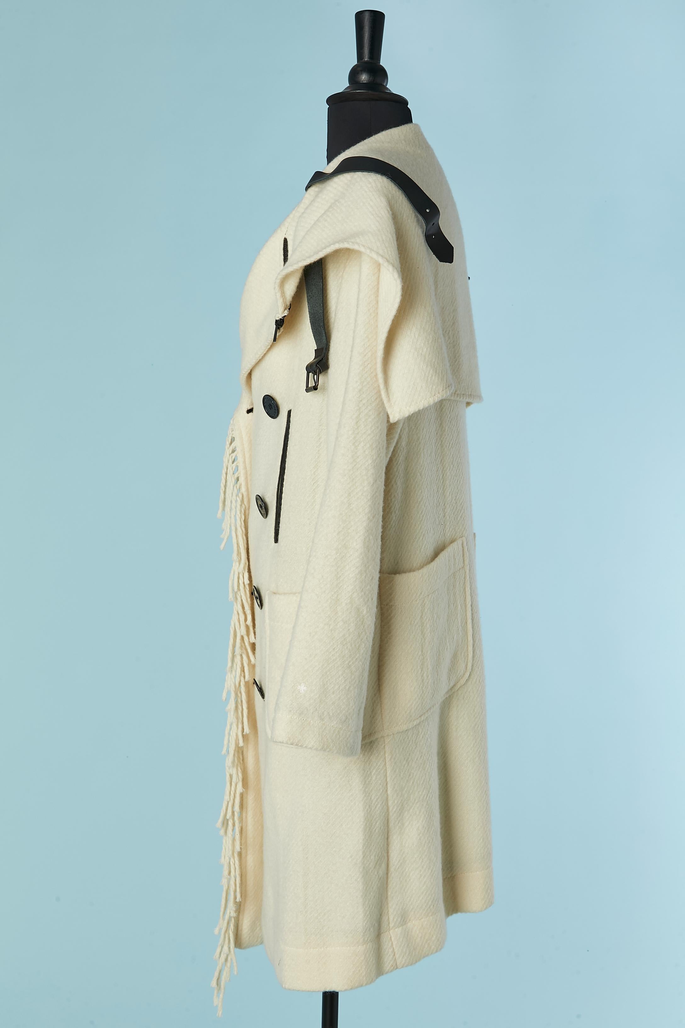 Cappotto doppiopetto bianco sporco con frange e cinturino in pelle JC DE CASTELBAJAC In condizioni ottime in vendita a Saint-Ouen-Sur-Seine, FR