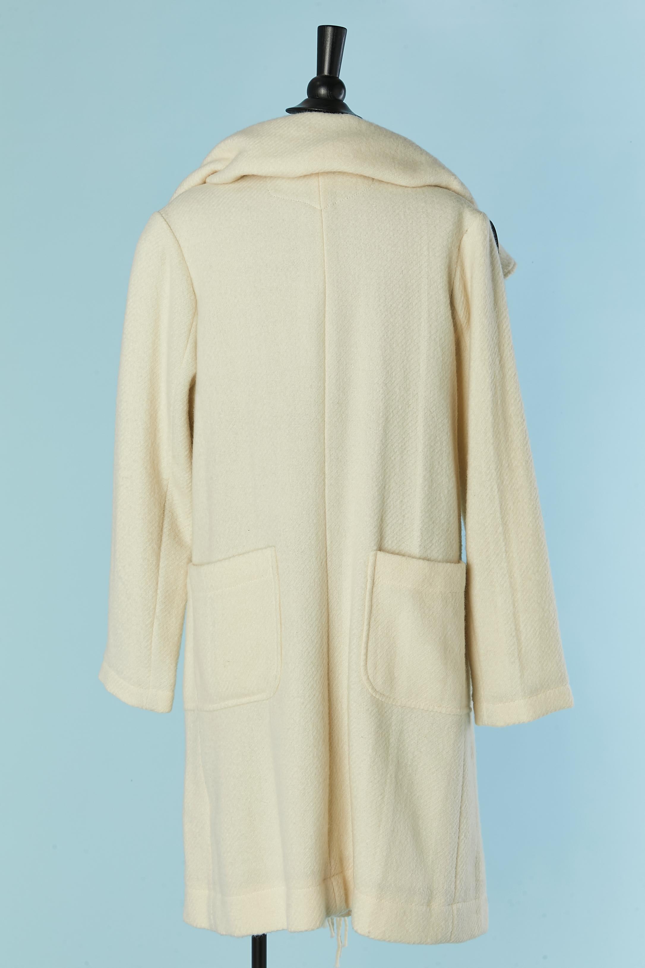 Cappotto doppiopetto bianco sporco con frange e cinturino in pelle JC DE CASTELBAJAC in vendita 1