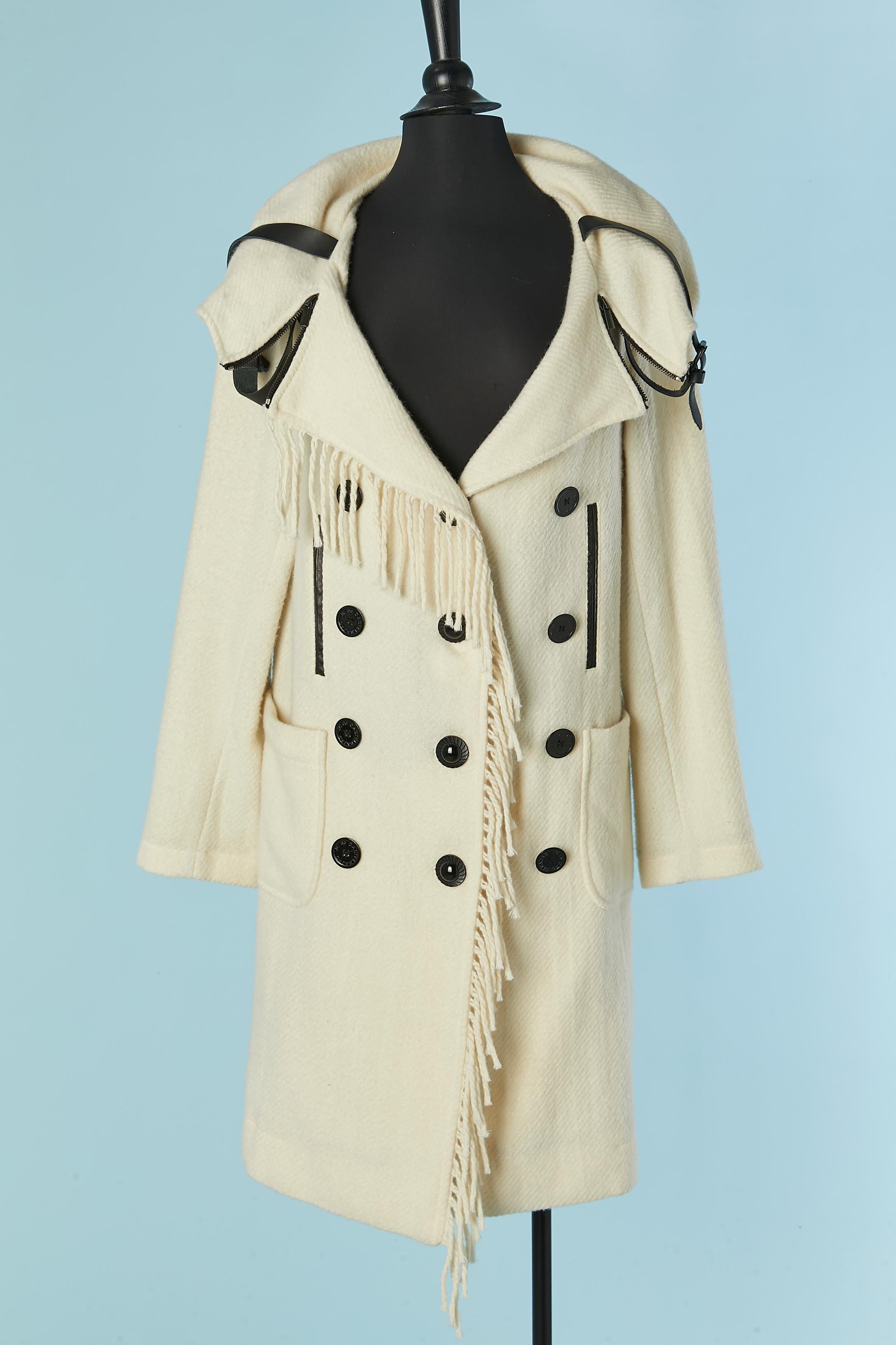 Cappotto doppiopetto bianco sporco con frange e cinturino in pelle JC DE CASTELBAJAC in vendita 3
