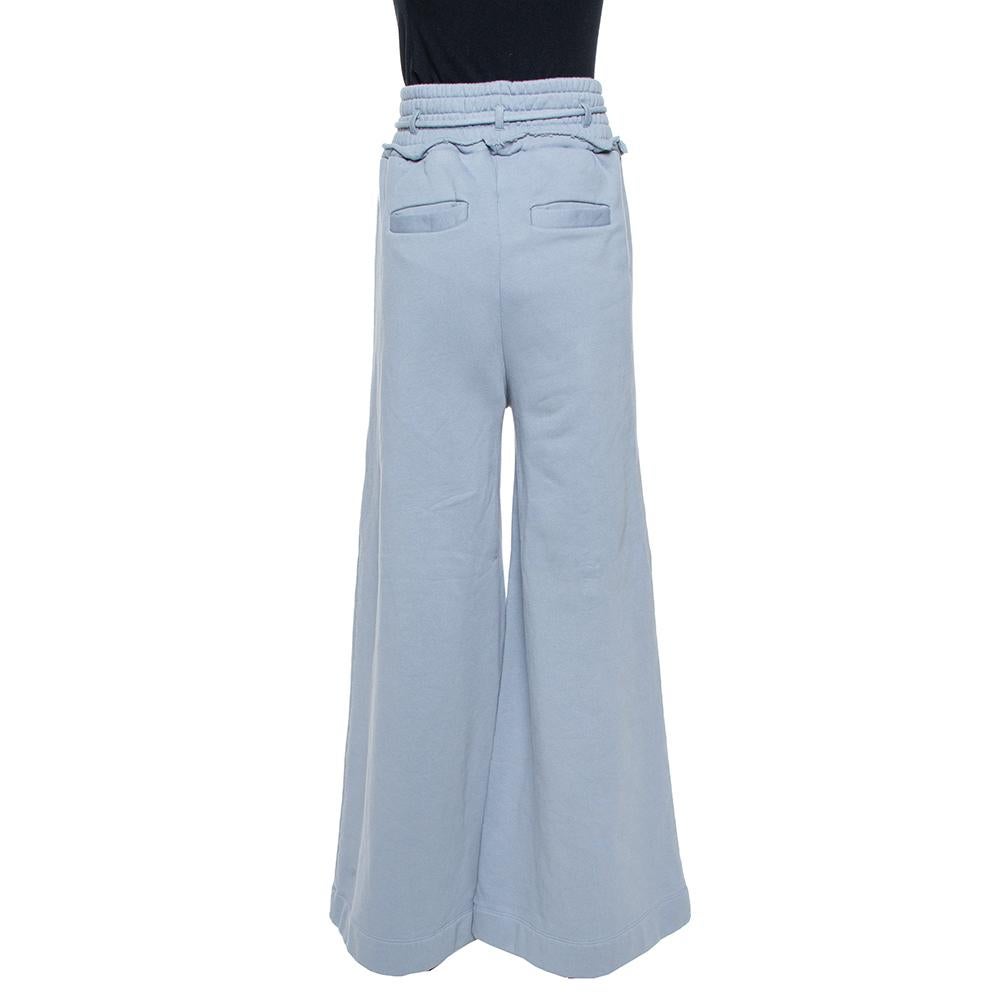 Combining sporty aesthetics with high fashion, Off-White is loved for its chic creations. These blue sweatpants are made of 100% cotton and feature a wide-leg silhouette. They exhibit an 'OFF