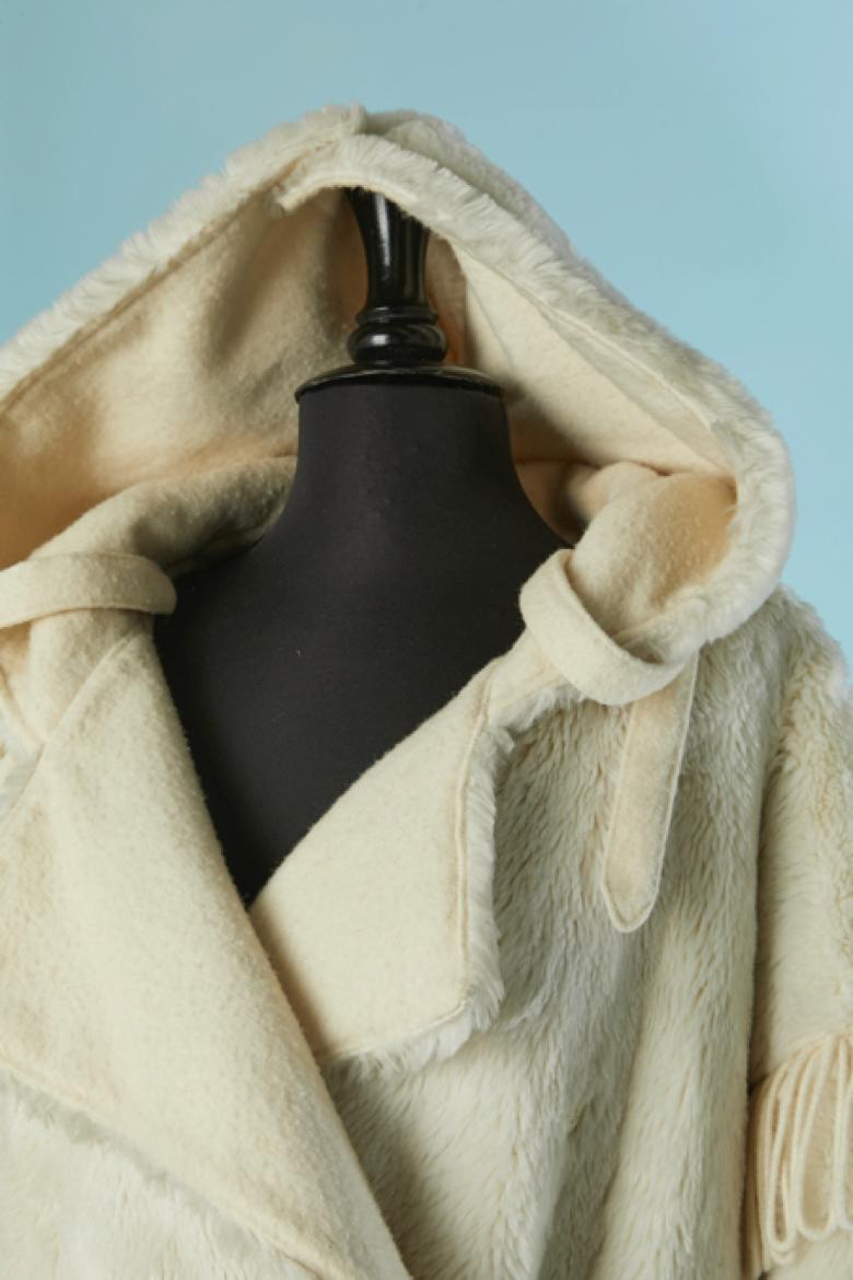 Cappotto doppiopetto in pelliccia sintetica bianco sporco. Composizione del tessuto della scocca: 67% modacrilico, 17% poliestere, 16% acrilico. Fodera in lana. Tasca su entrambi i lati. Chiusura con bottoni e asole sul davanti. 
TAGLIA L 