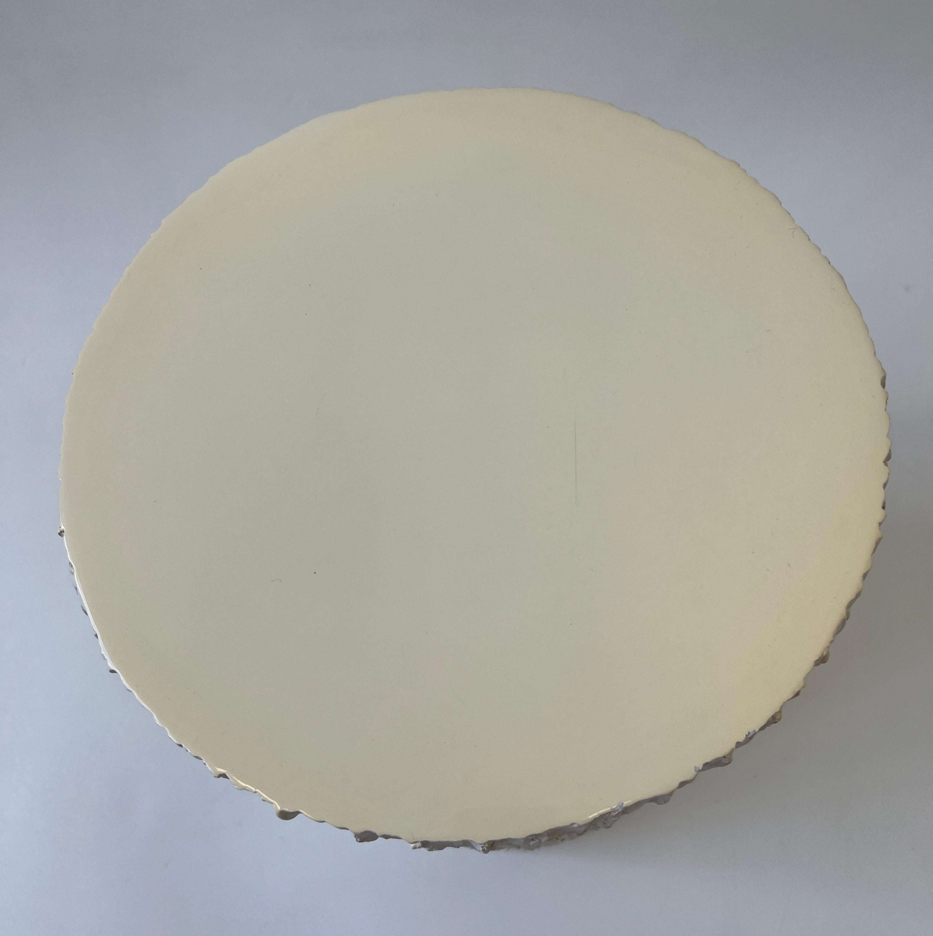 Américain Table d'appoint ronde en faux bois de fibre de verre blanc cassé  en vente