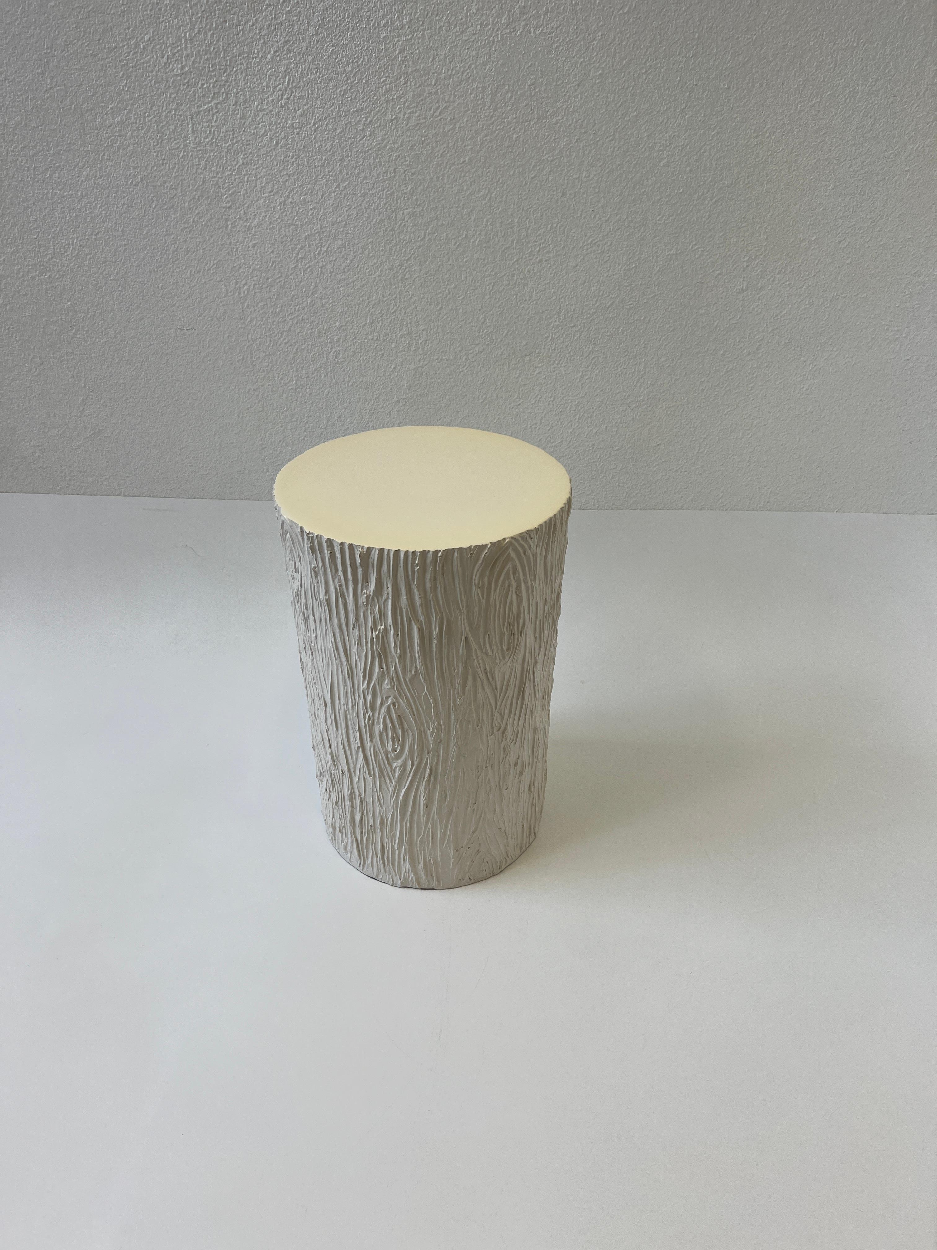 Off White Fiberglass Faux Bois Round Side Table In Good Condition For Sale In Palm Springs, CA