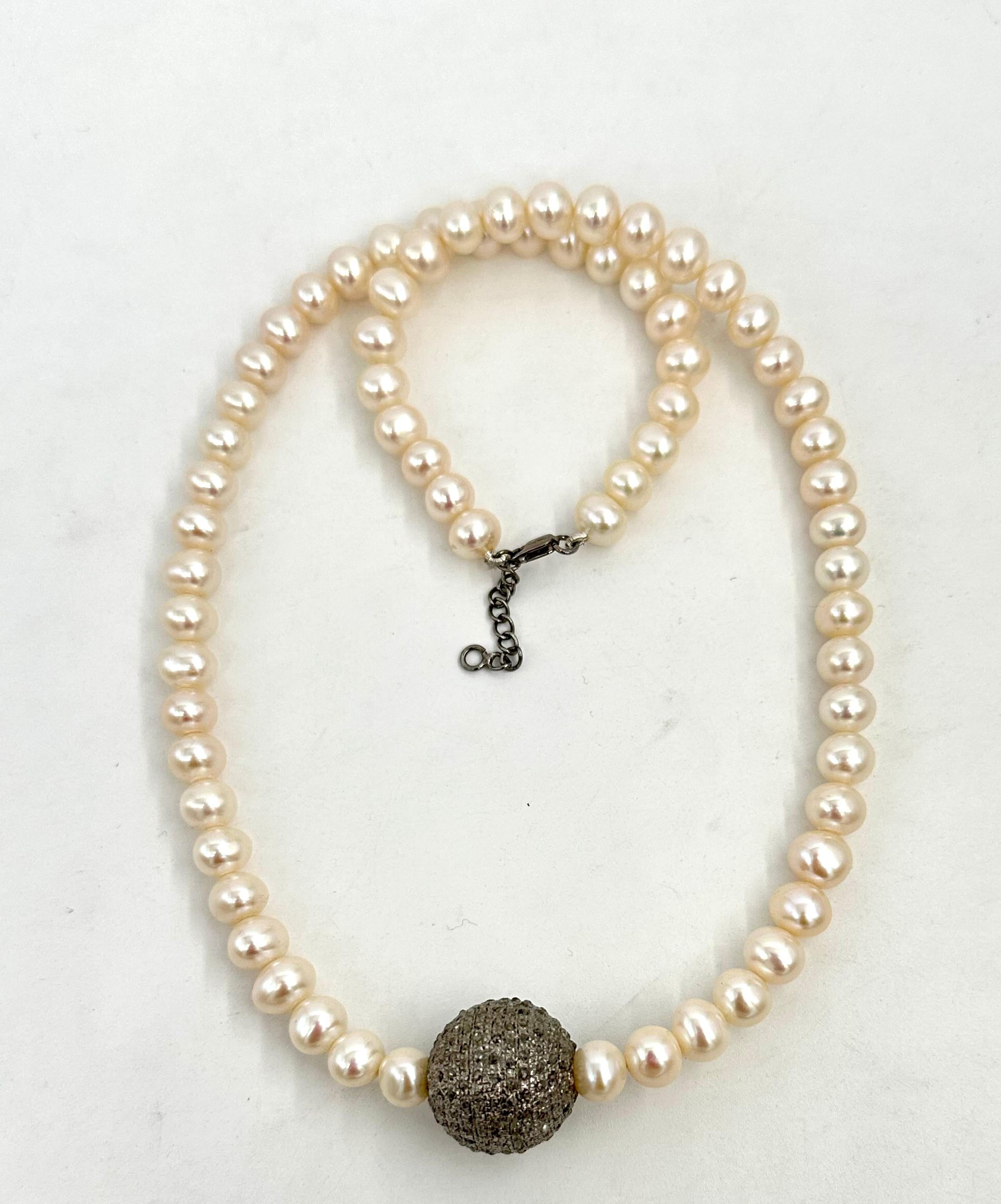 White button Pearl vintage rose cut diamond bead sterling silver necklace In New Condition For Sale In Delhi, DL