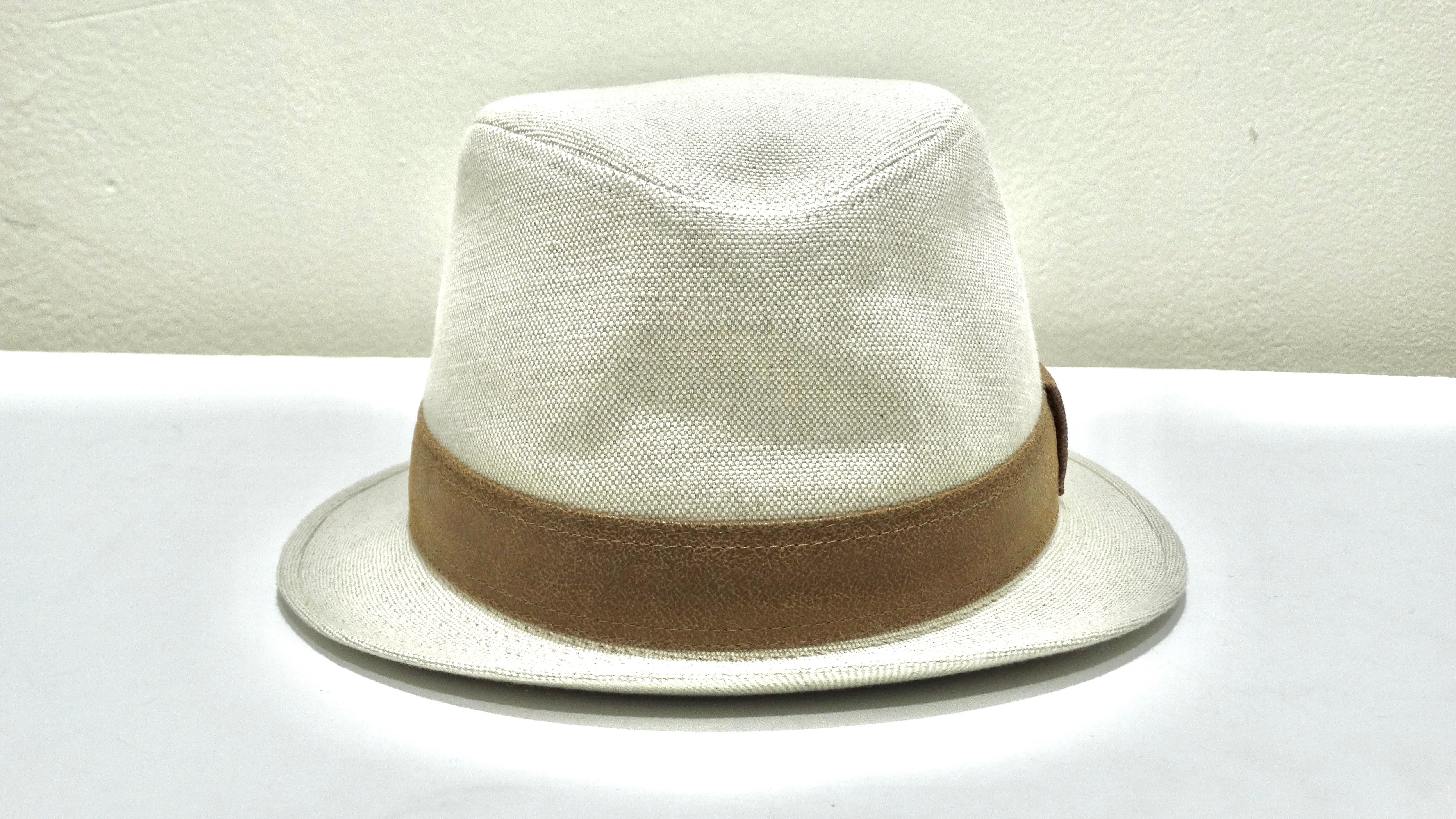 Dieser cremeweiße Hermes-Hut mit klassischem braunem Band ist ein schlichter und stilvoller Look, der Klasse zeigt. Dieser Hut bringt sowohl weibliche als auch männliche Untertöne zur Geltung und kann von jedem Geschlecht getragen werden. Der Hut