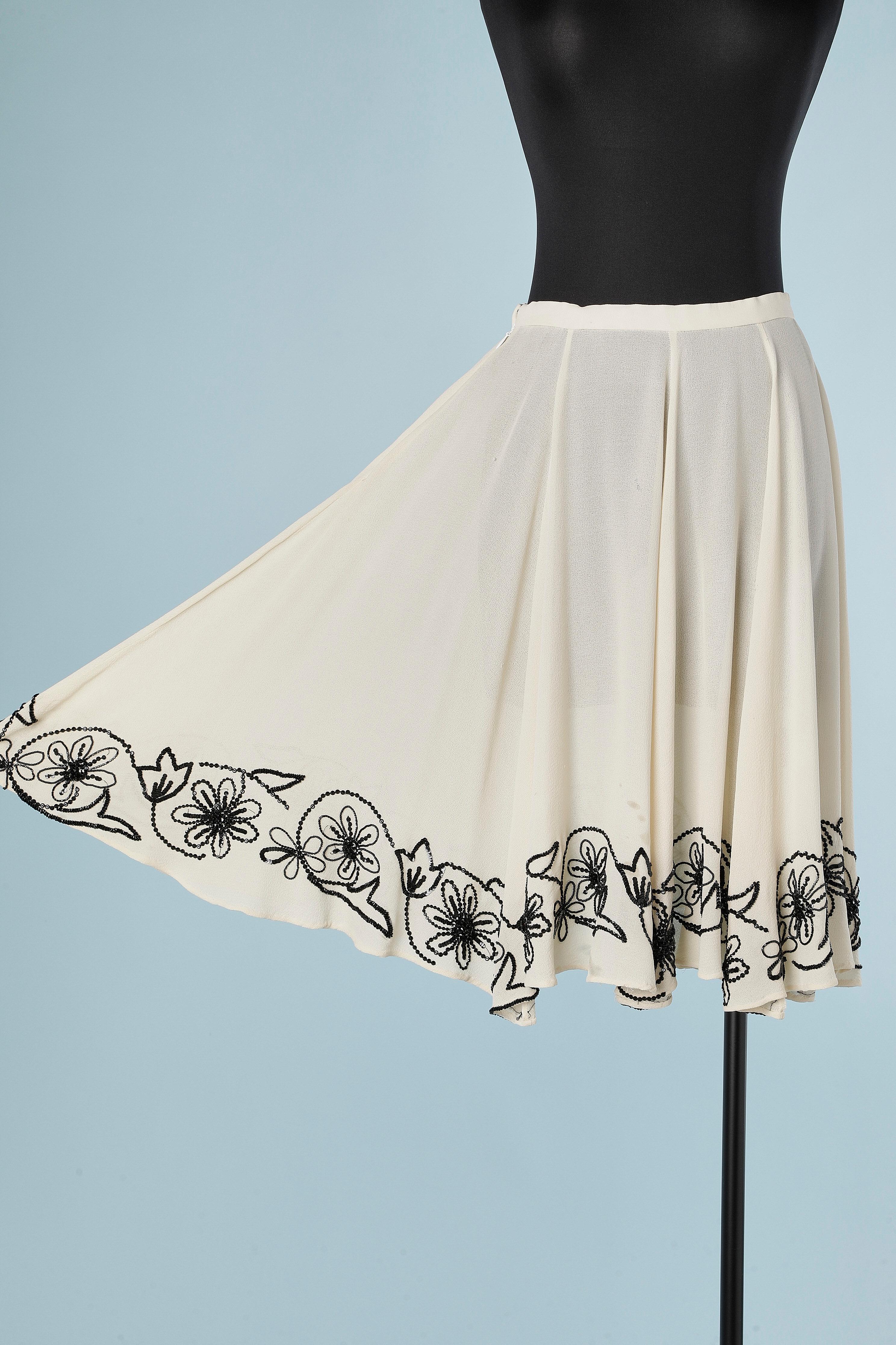 Off-white ilk chiffon skirt with black beads and sequins embroideries. Zip and hook&eye on the right side. See-through.
SIZE S 