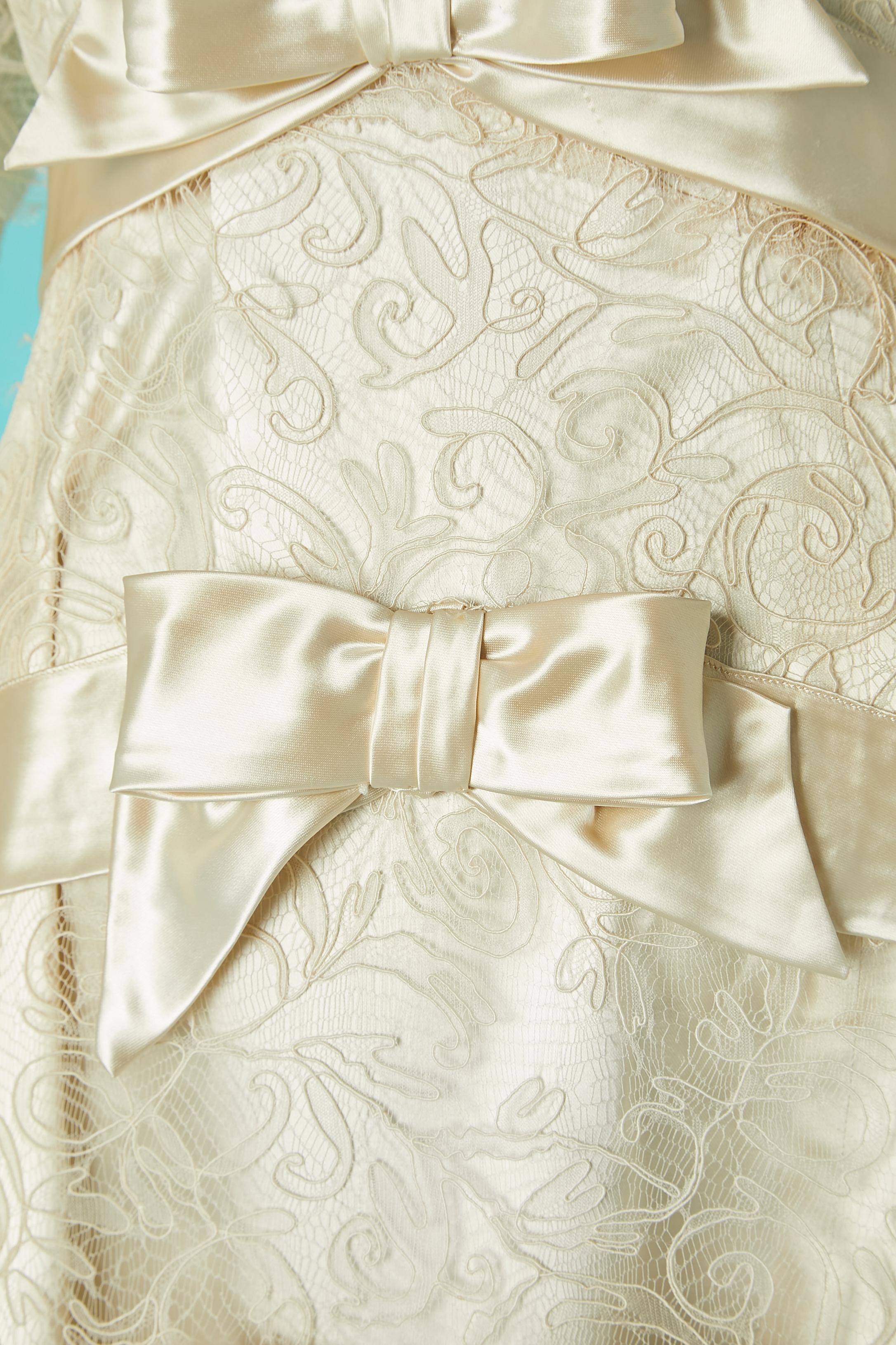  Weißes Hochzeitskleid aus Spitze und Satinbow mit Satinschnürung ca. 1930er Jahre  im Zustand „Hervorragend“ im Angebot in Saint-Ouen-Sur-Seine, FR