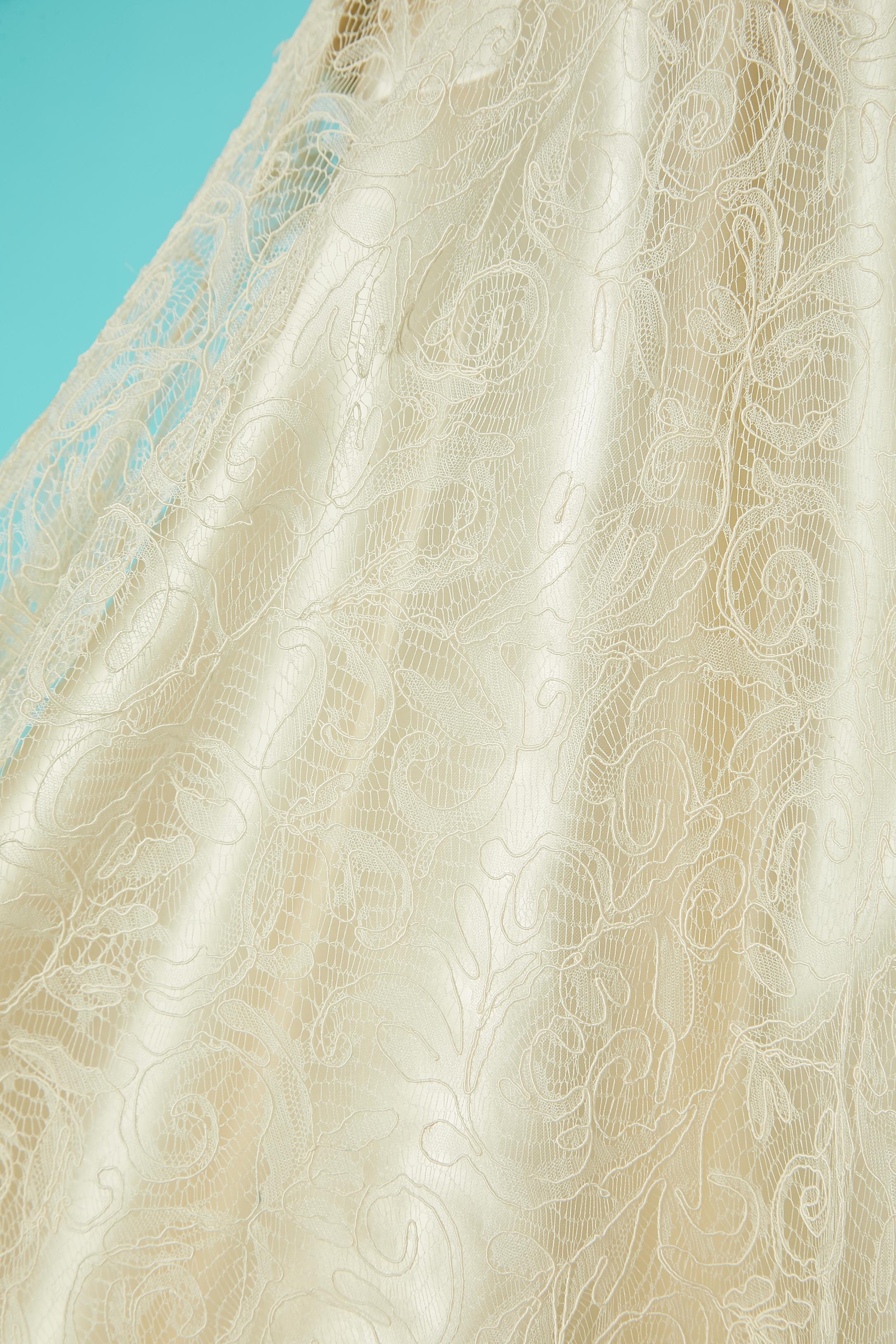 Off-white lace and satin bow wedding dress Circa 1930's In Excellent Condition For Sale In Saint-Ouen-Sur-Seine, FR