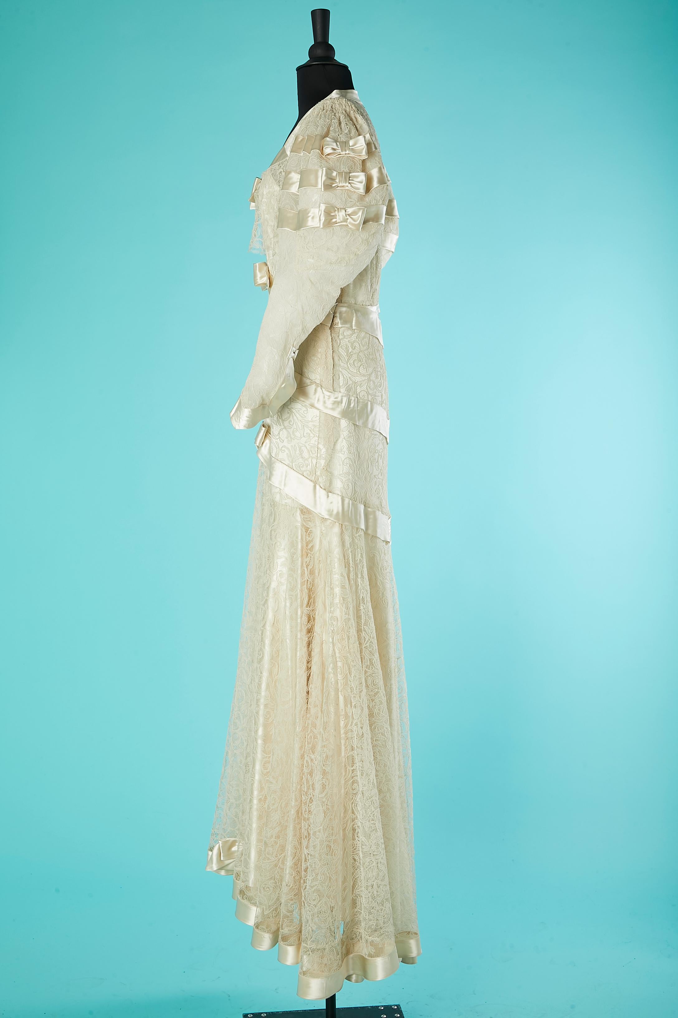  Weißes Hochzeitskleid aus Spitze und Satinbow mit Satinschnürung ca. 1930er Jahre  im Angebot 3