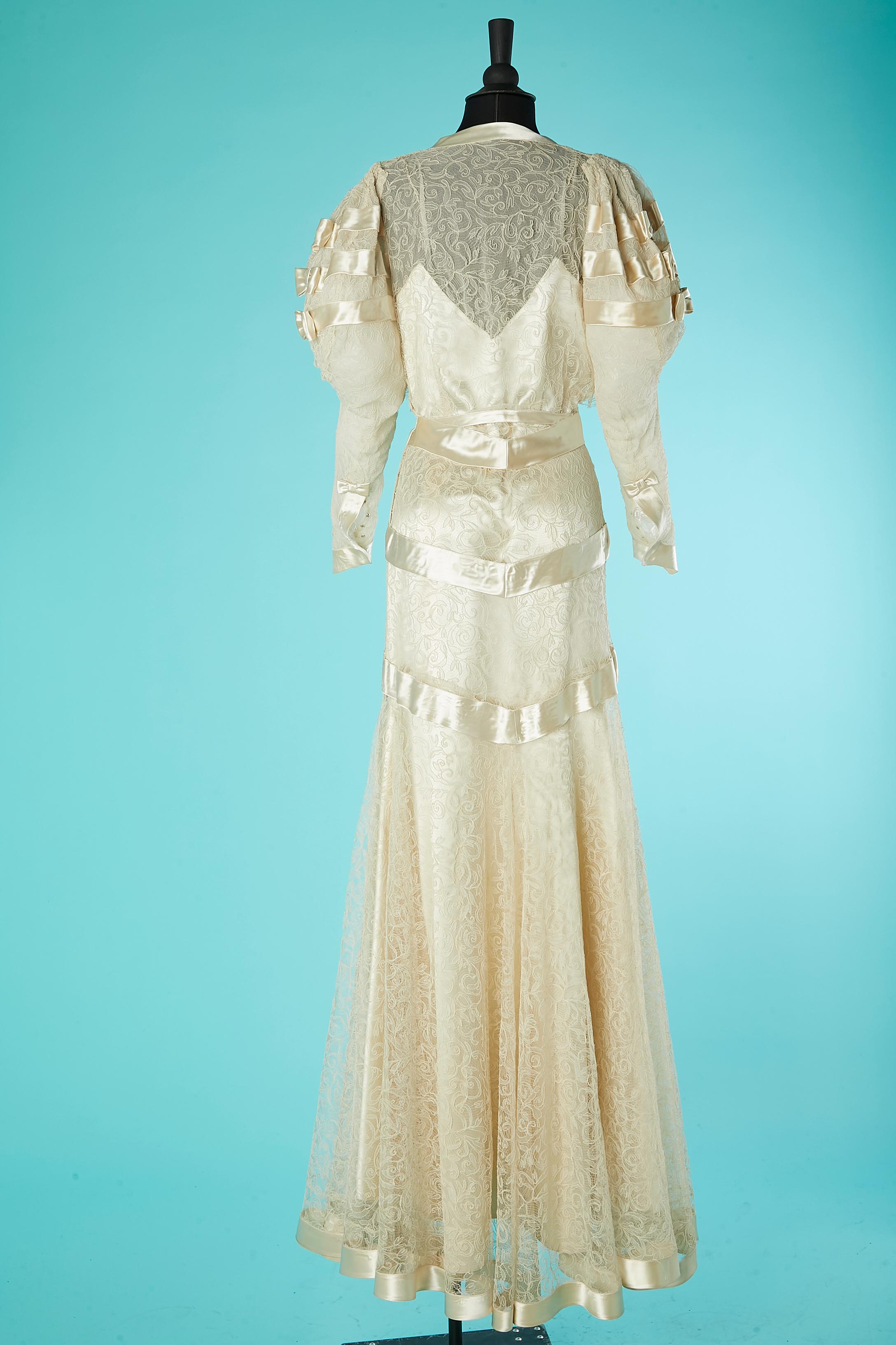  Weißes Hochzeitskleid aus Spitze und Satinbow mit Satinschnürung ca. 1930er Jahre  im Angebot 4