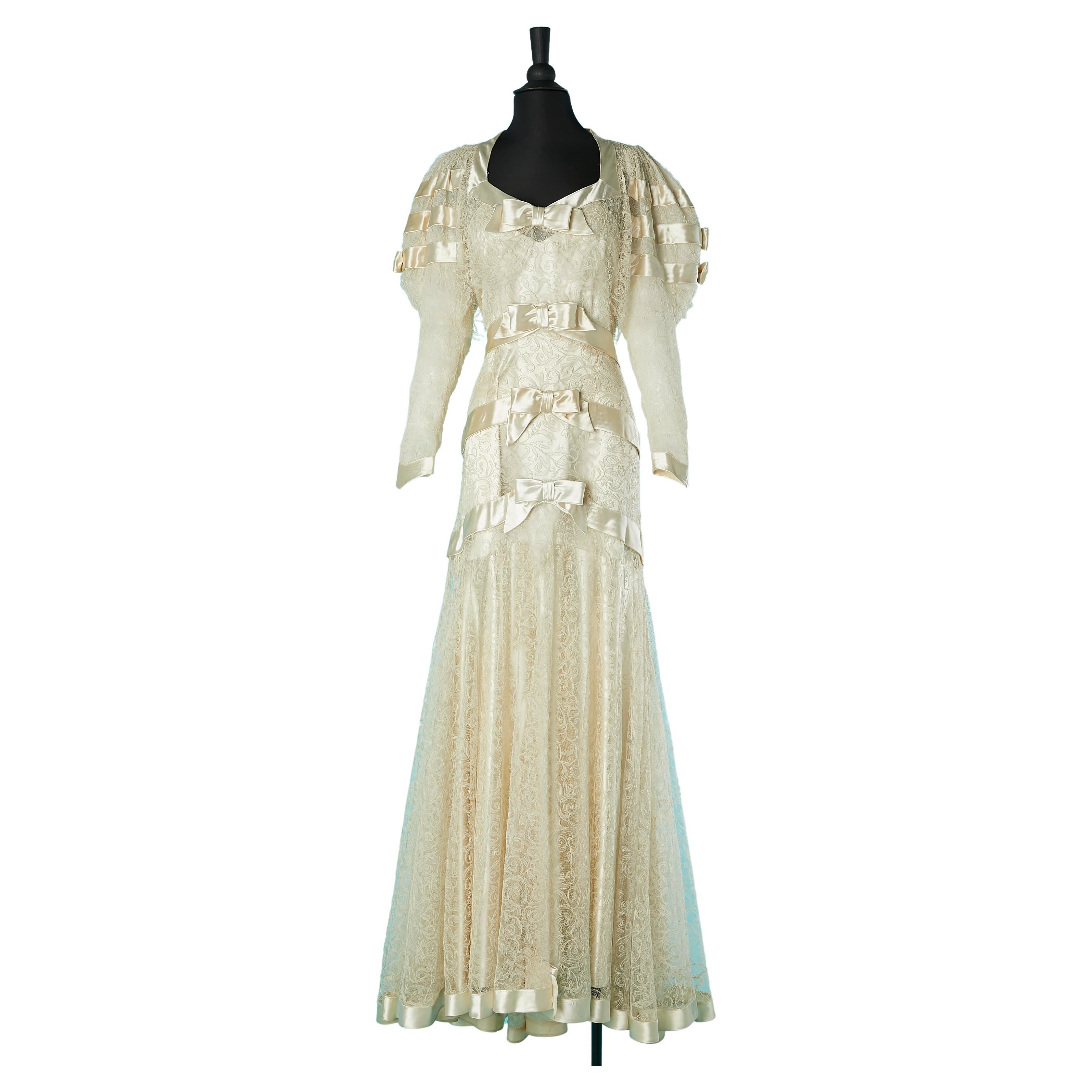  Weißes Hochzeitskleid aus Spitze und Satinbow mit Satinschnürung ca. 1930er Jahre  im Angebot