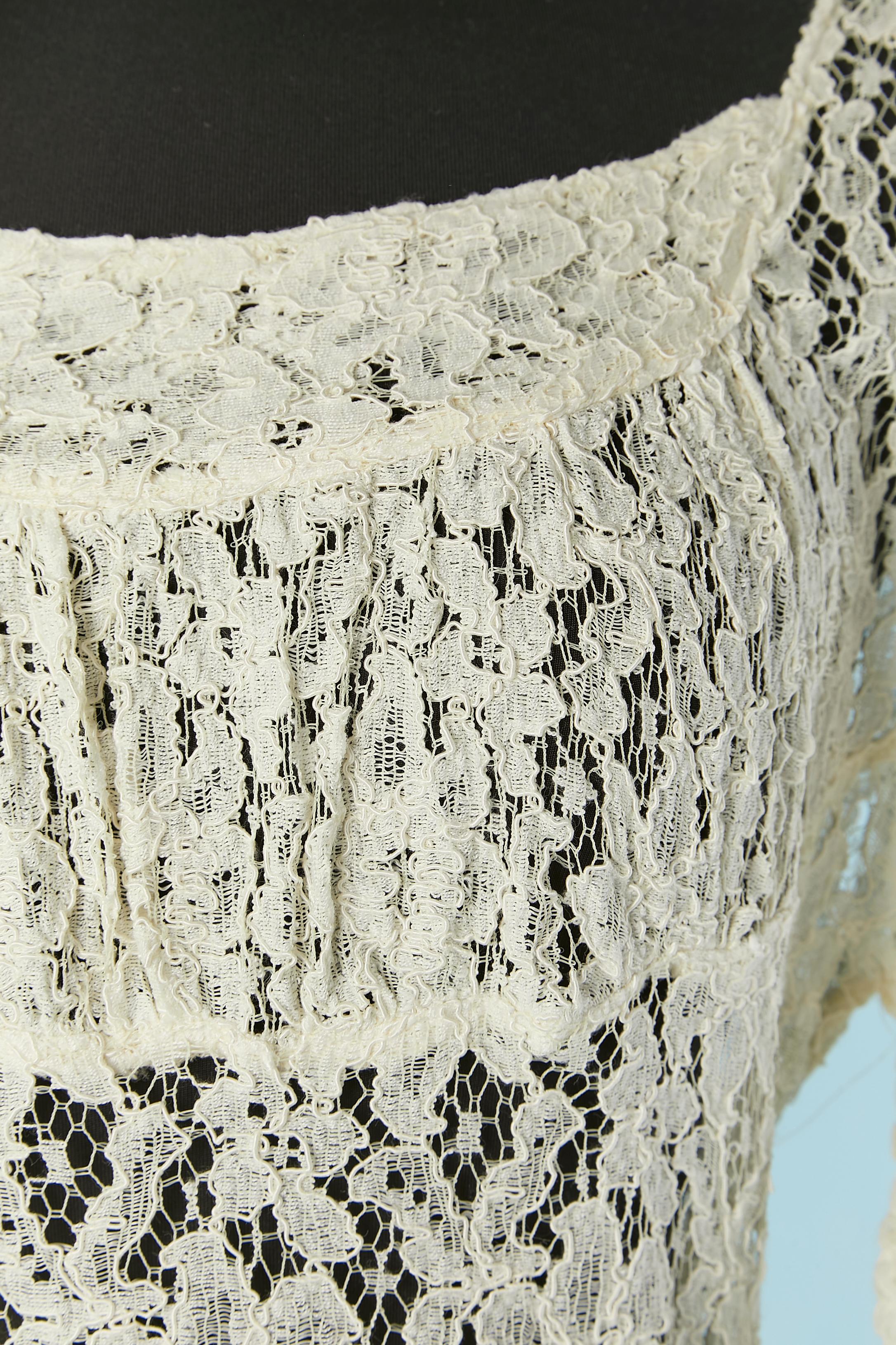 Abito da sera o da sposa in pizzo bianco sporco. See One. Avvolti sul  seno, sui fianchi e nella parte centrale della schiena. Pad della spalla ricoperto di pizzo.
TAGLIA L 