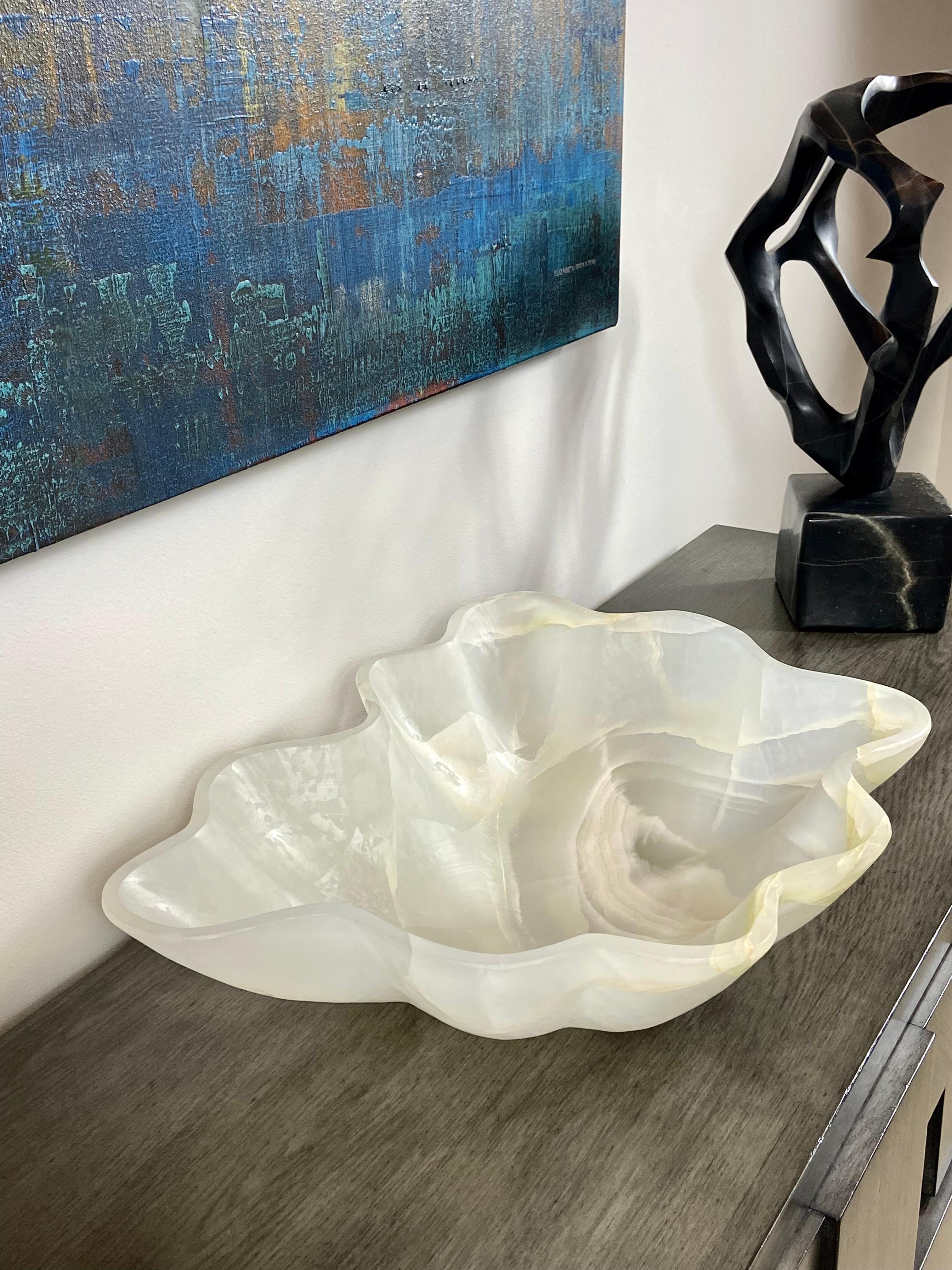 Off-White Large Hand-Carved Onyx Bowl In New Condition For Sale In Norwalk, CT