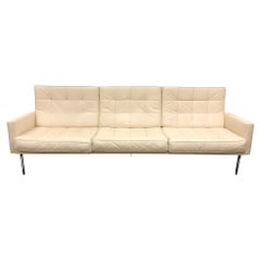 Sofá con barra paralela en piel blanca y acero inoxidable by Florence Knoll
