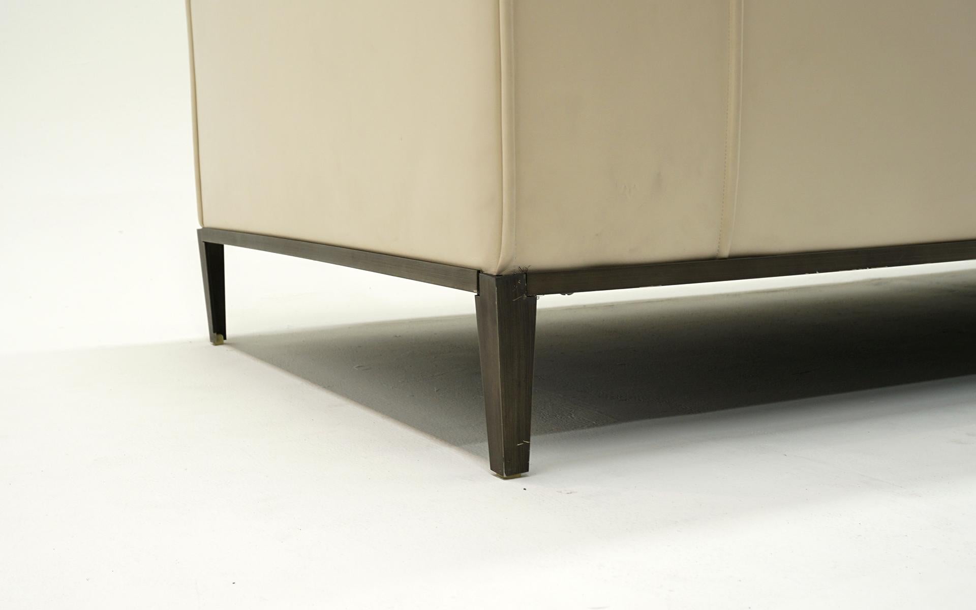 Canapé en cuir blanc cassé 