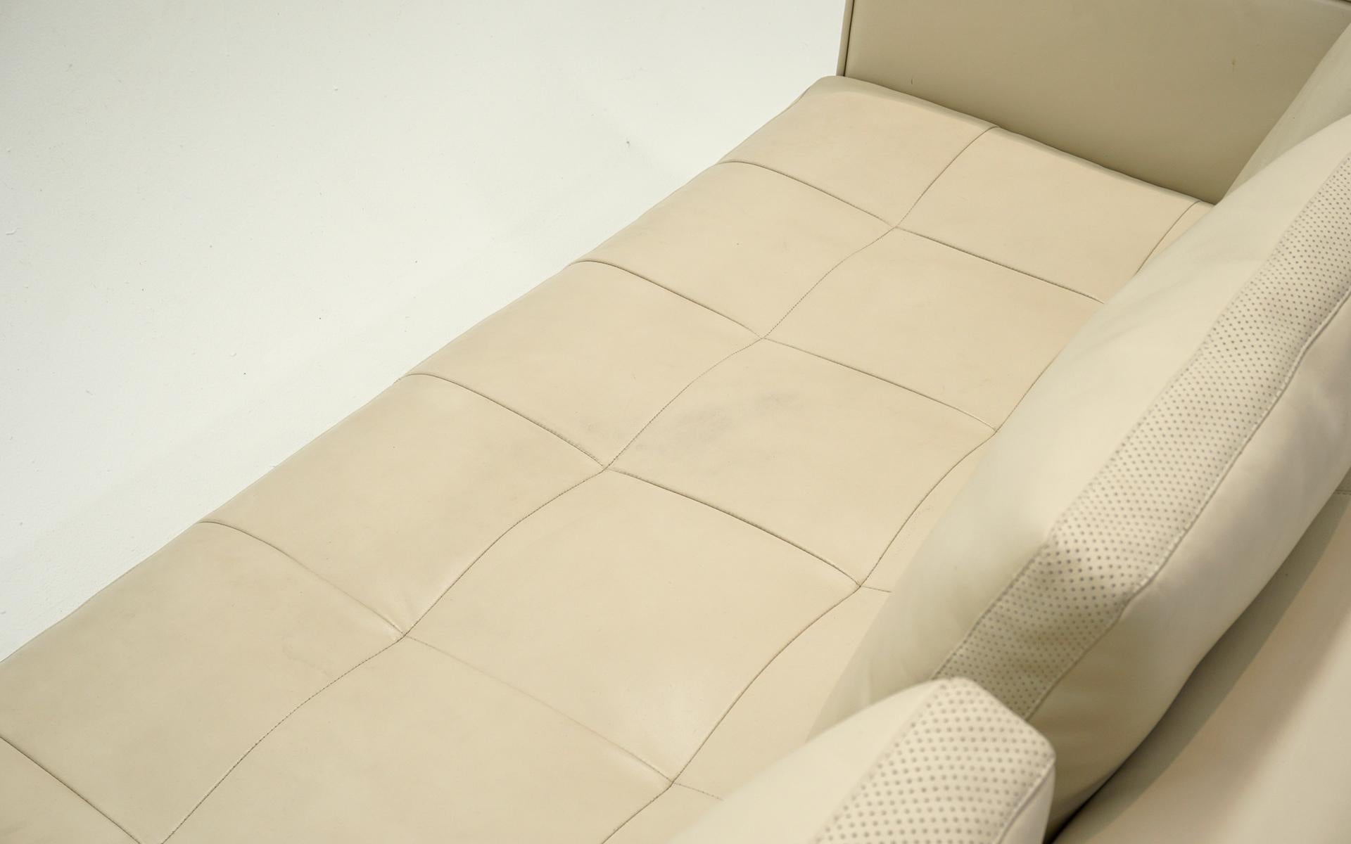 Canapé en cuir blanc cassé 