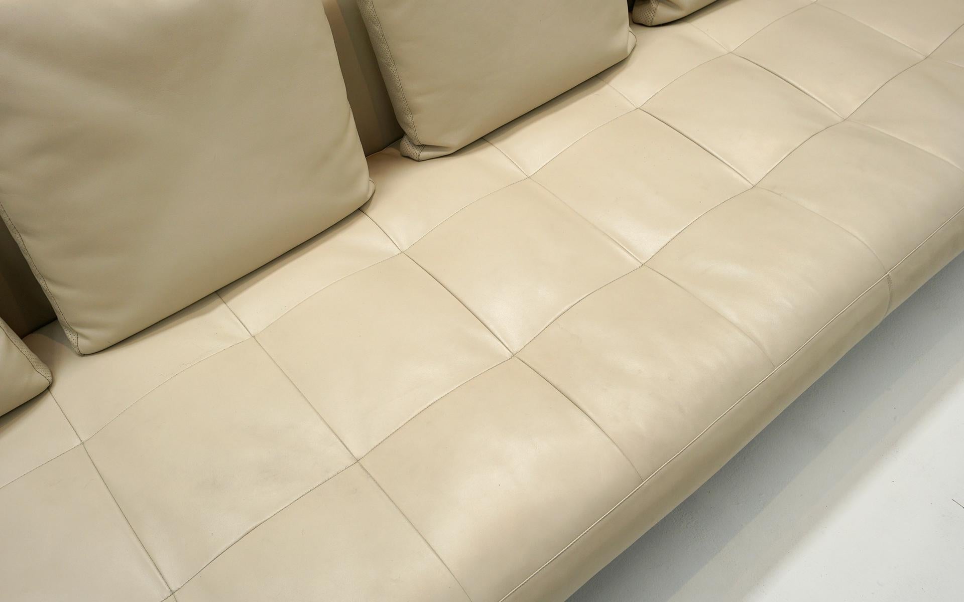 Canapé en cuir blanc cassé 