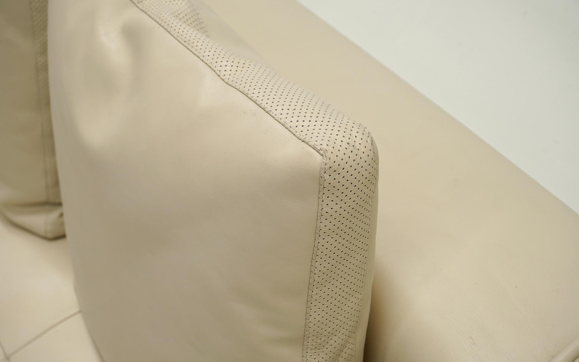 XXIe siècle et contemporain Canapé en cuir blanc cassé 