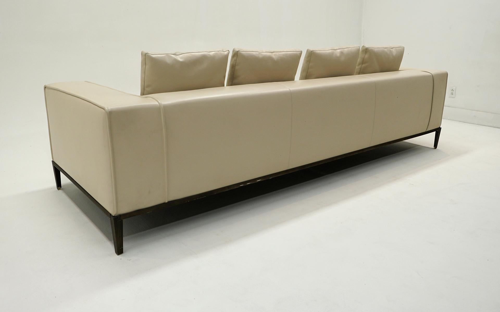 Canapé en cuir blanc cassé 