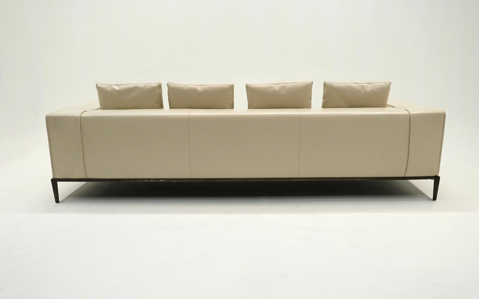 Canapé en cuir blanc cassé 