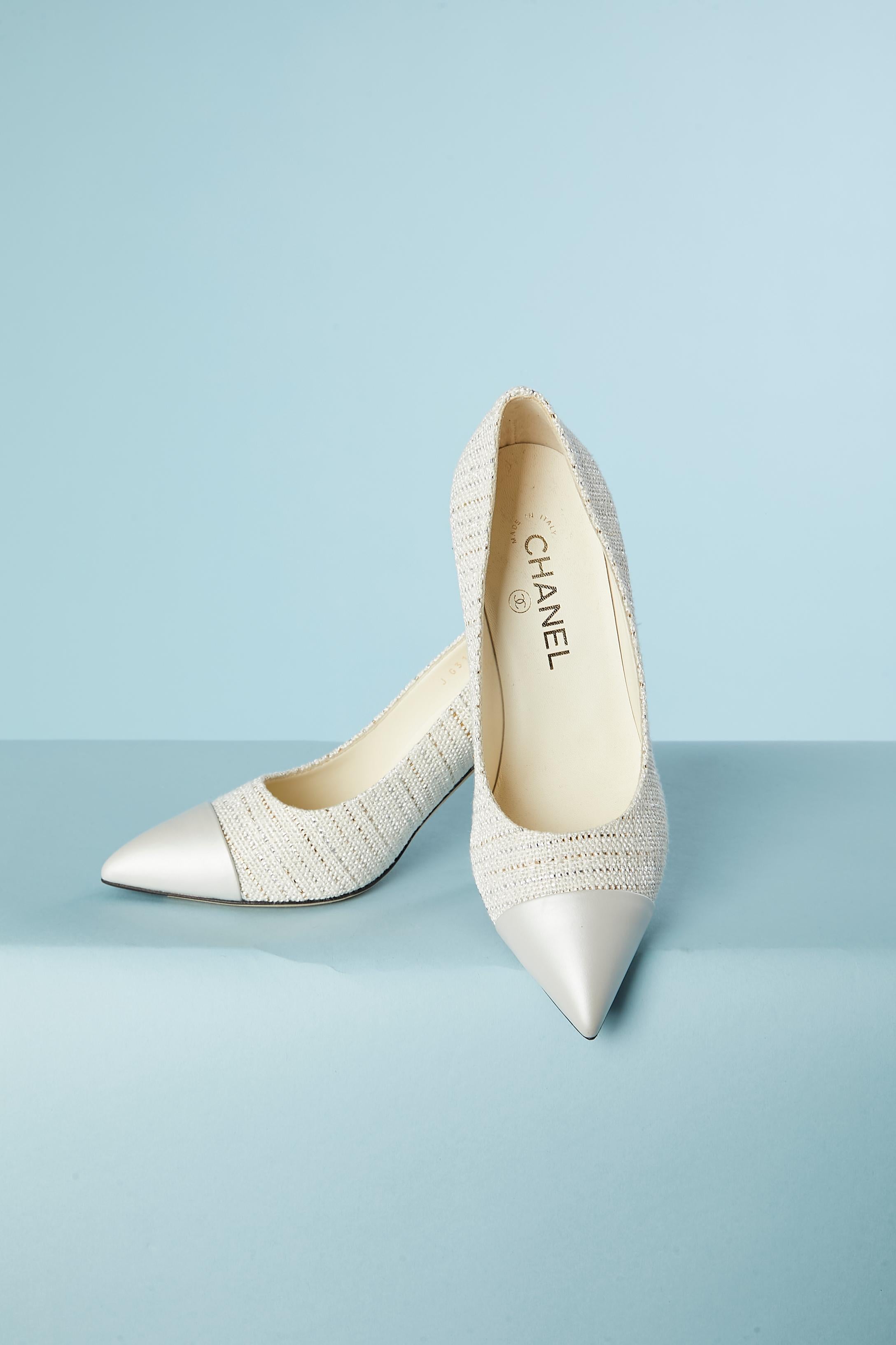 Gris Escarpins en tweed et cuir blanc cassé avec perles sur talon Chanel en vente