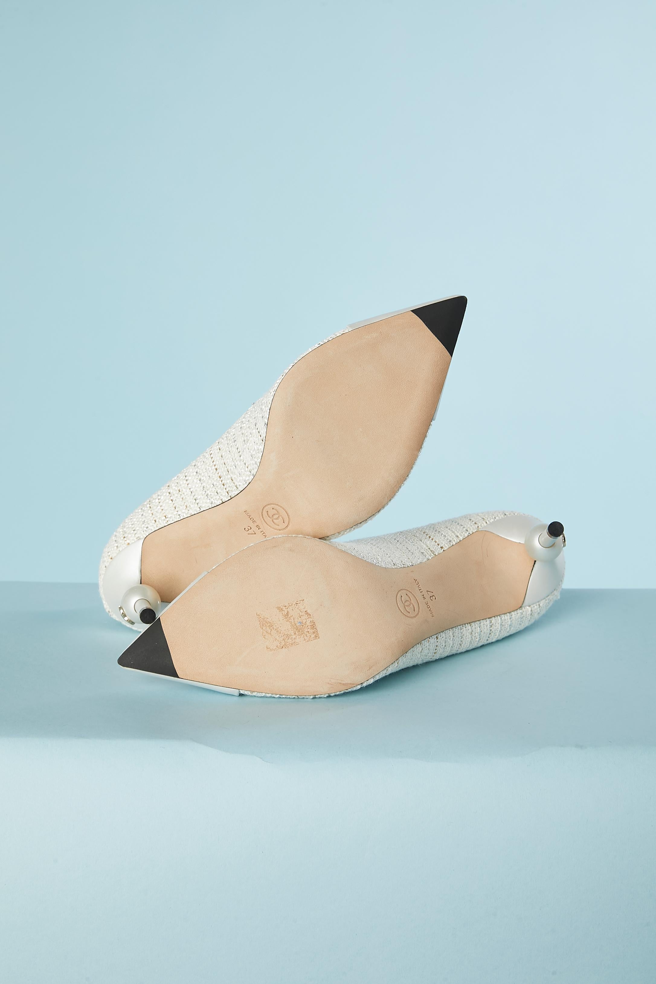 Escarpins en tweed et cuir blanc cassé avec perles sur talon Chanel Neuf - En vente à Saint-Ouen-Sur-Seine, FR