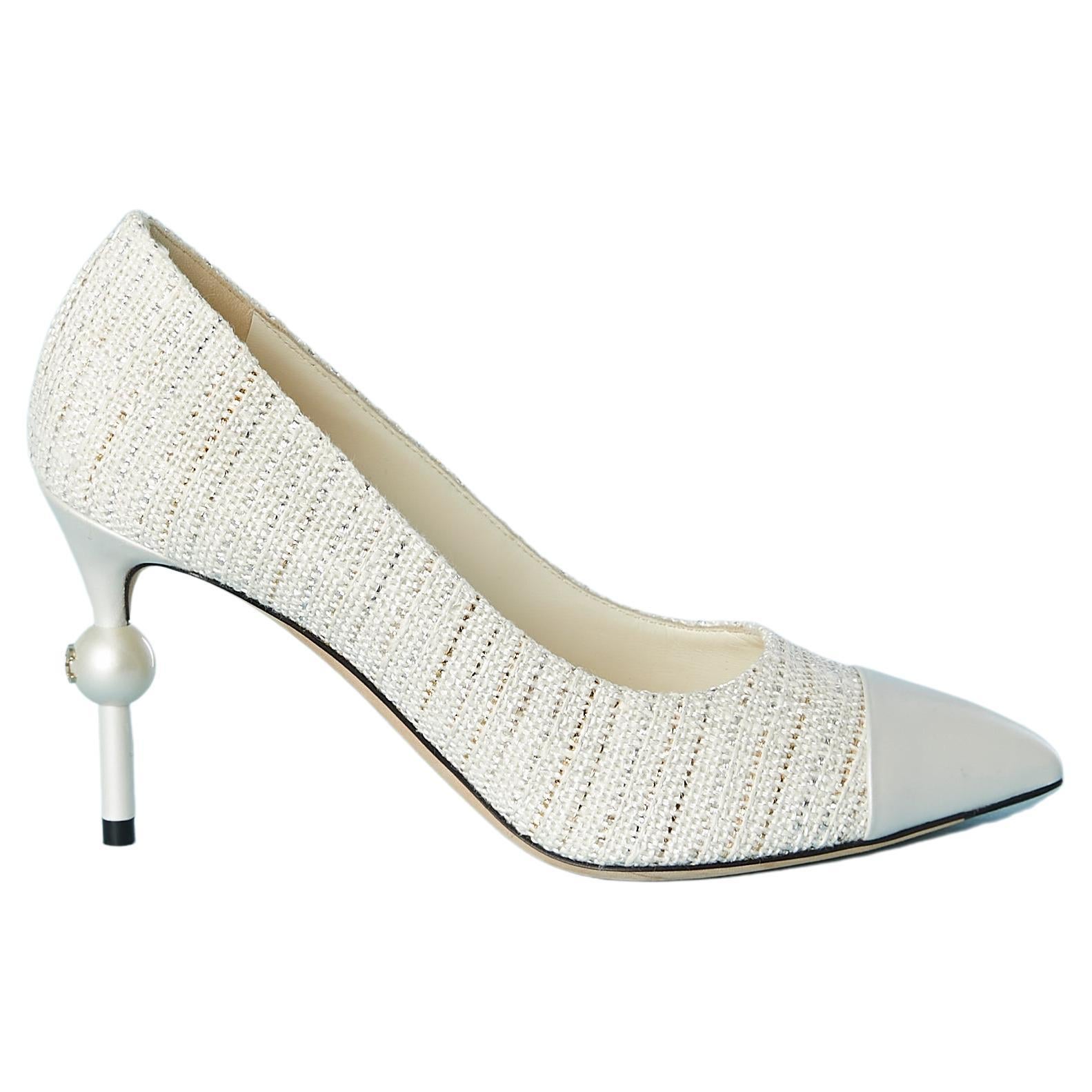 Off-white lurex tweed and leather pump with pearly pearl on heel Chanel  For Sale