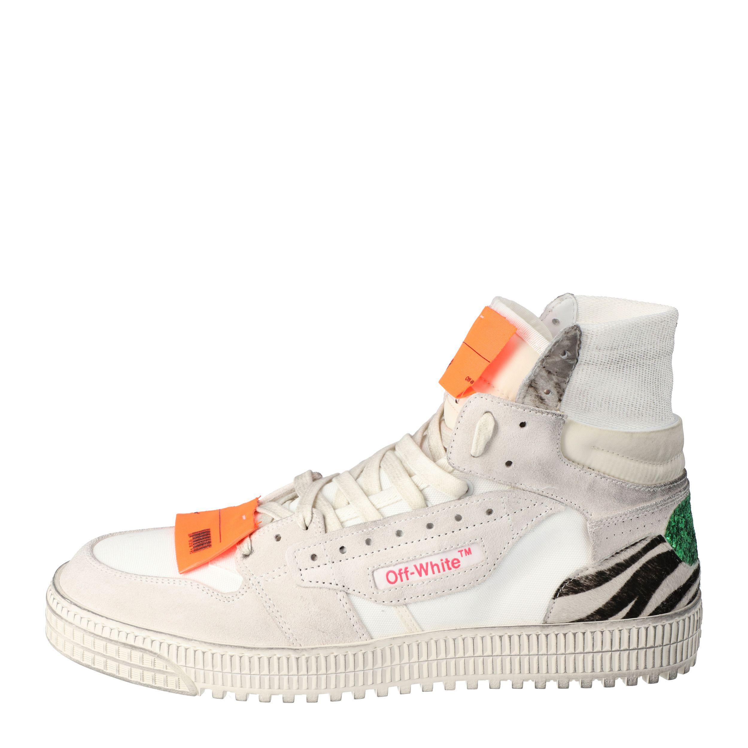 Add a hint of sparkle to your casual look with this pair of sneakers from the design house of Off White. Masterfully crafted from premium quality material these shoes come in lace-up design and a high-top silhouette with printed detail that makes a