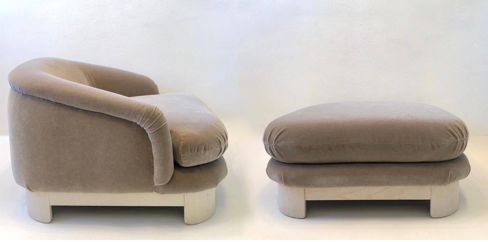 A spectacular pair of large lounge chairs and ottoman by Thayer Coggin.
This is a rare set from the 1990’s. Both chairs retain the Thayer Coggin labe.
Newly recovered in a soft off white mohair fabric, the bases are whitewash oak.