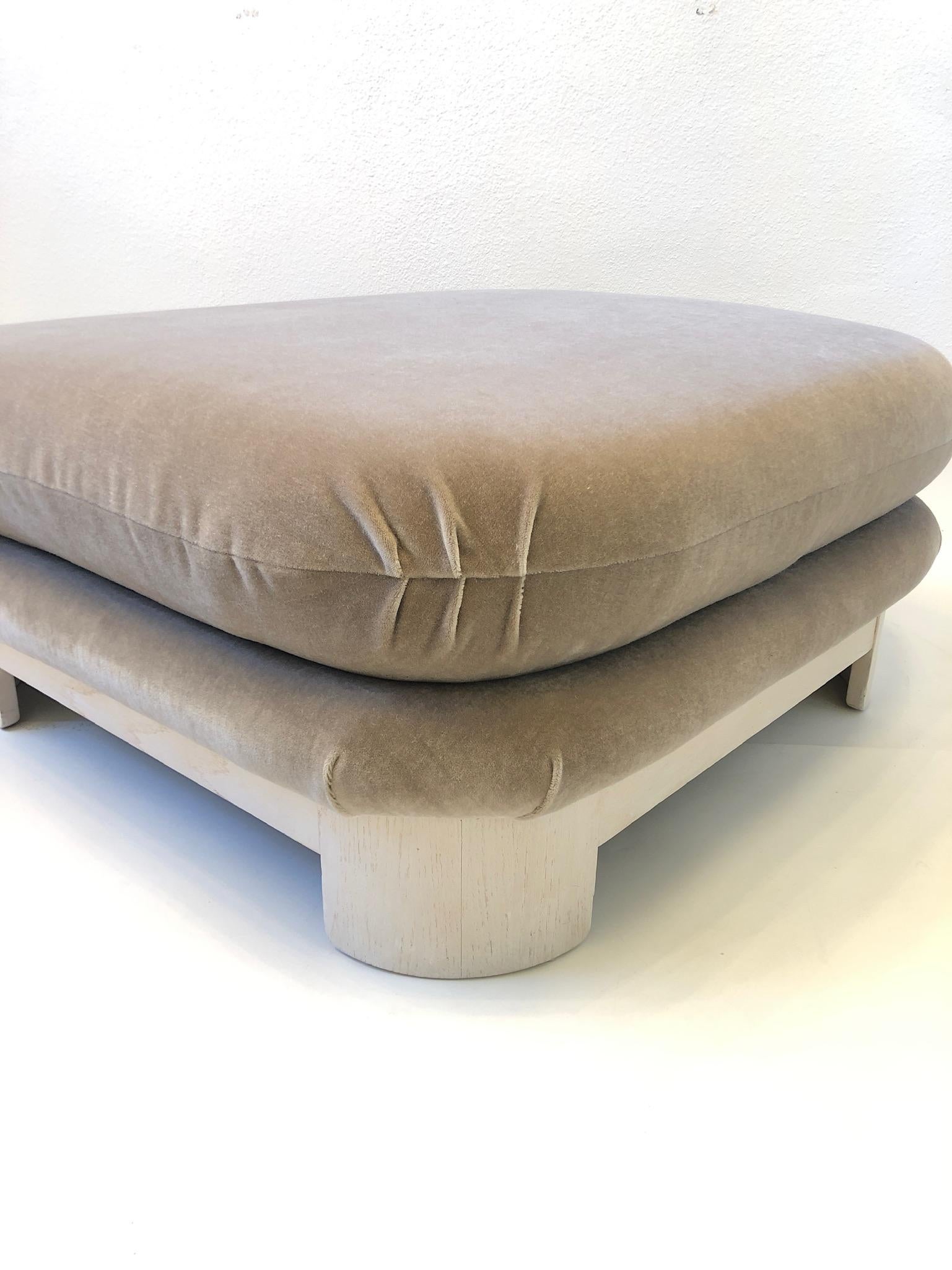 Loungesessel und Ottomane aus weißem Mohair und weiß getünchter Eiche von Thayer Coggin (Mohairwolle) im Angebot