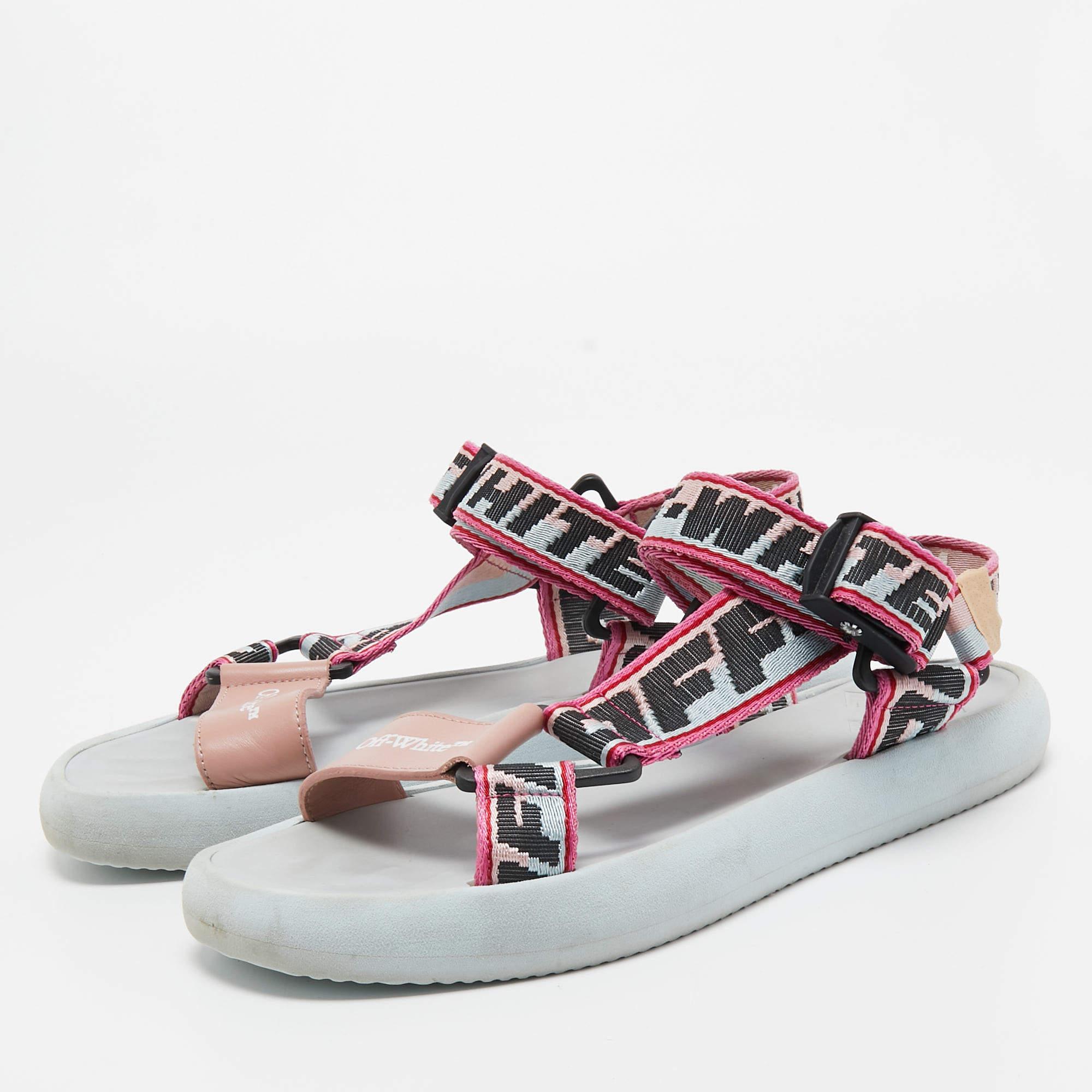 Estas sandalias enmarcarán sus pies de forma elegante. Fabricados con materiales de calidad, presentan un diseño elegante y unas plantillas cómodas.