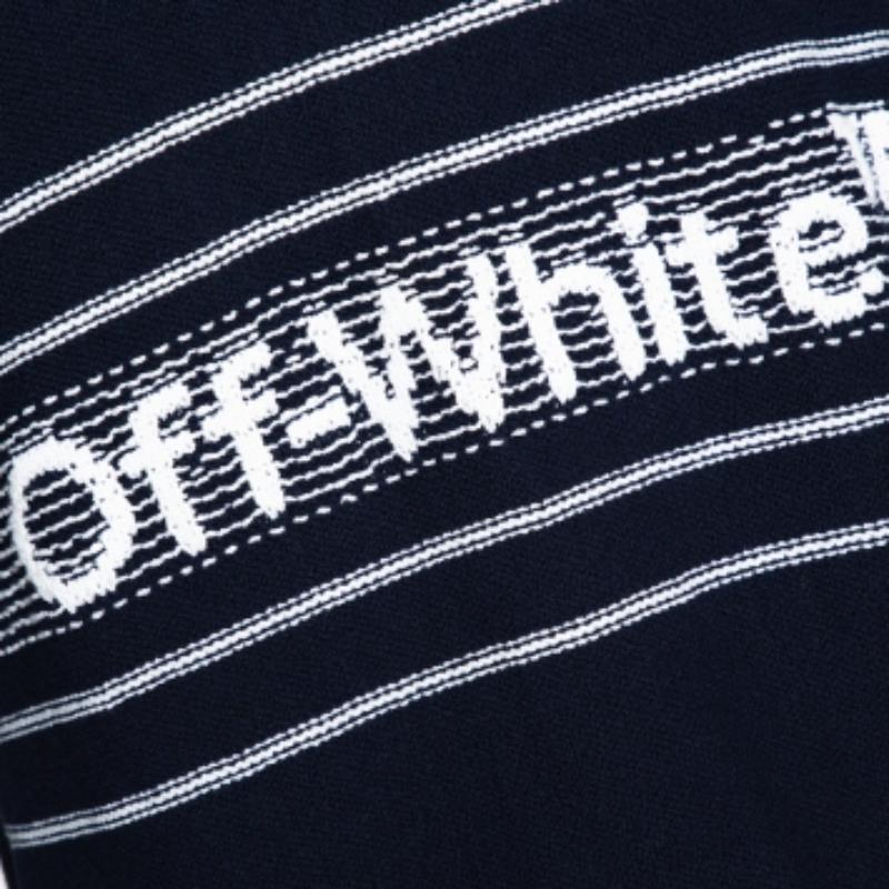 Rest assured that you are in style when wearing this Off-White jumper. It is a well-made creation that has just the right details to offer a refined casualwear look. Get this navy blue logo-detailed jumper to add an extra layer of warmth on chilly