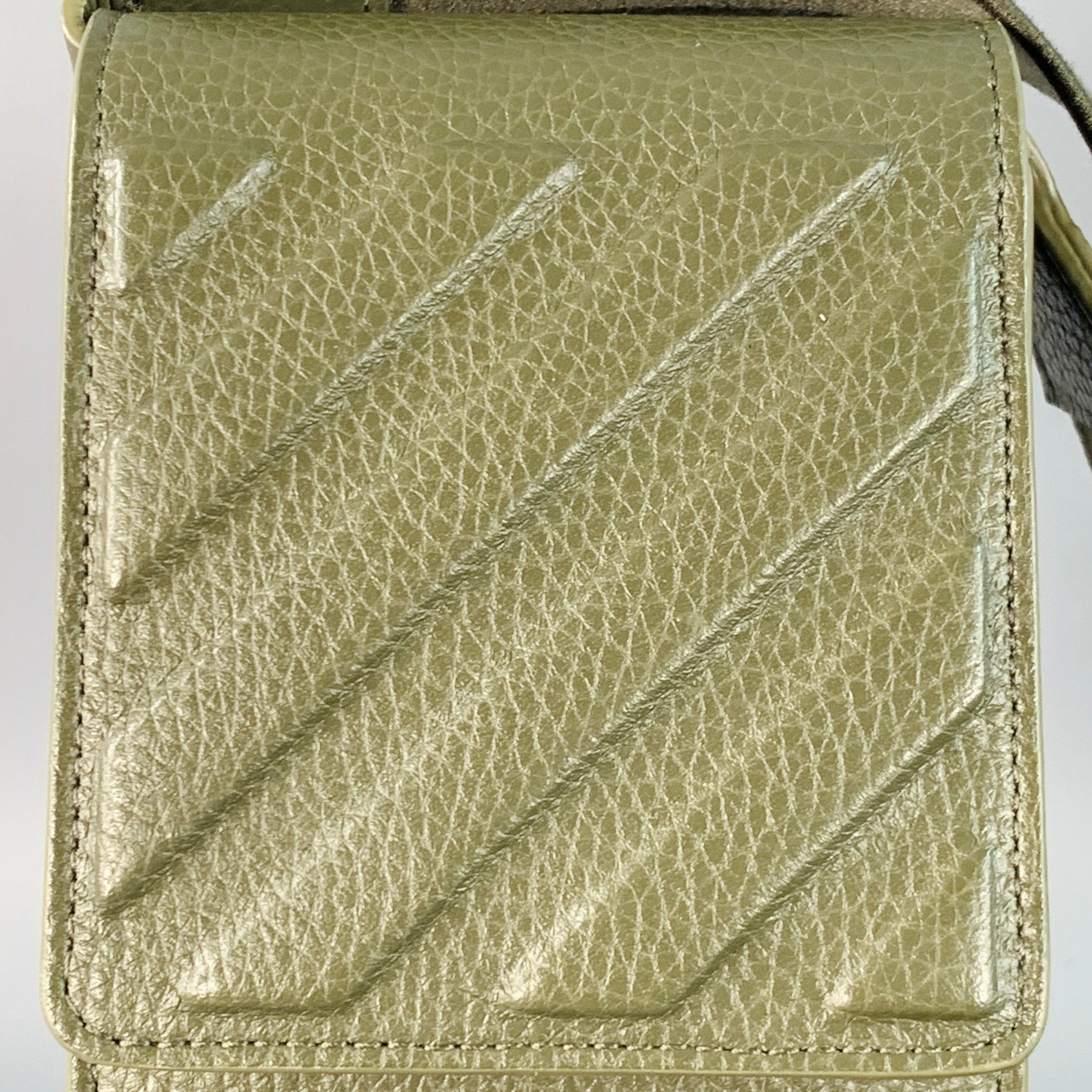 Borsa telefonica OFF-WHITE
in pelle martellata verde oliva con logo in rilievo, tracolla in nylon rimovibile e chiusura a calamita. Viene fornito con sacchetto antipolvere. Made in Italy. Eccellente condizione di usato con cartellino. 

Misure: 
 