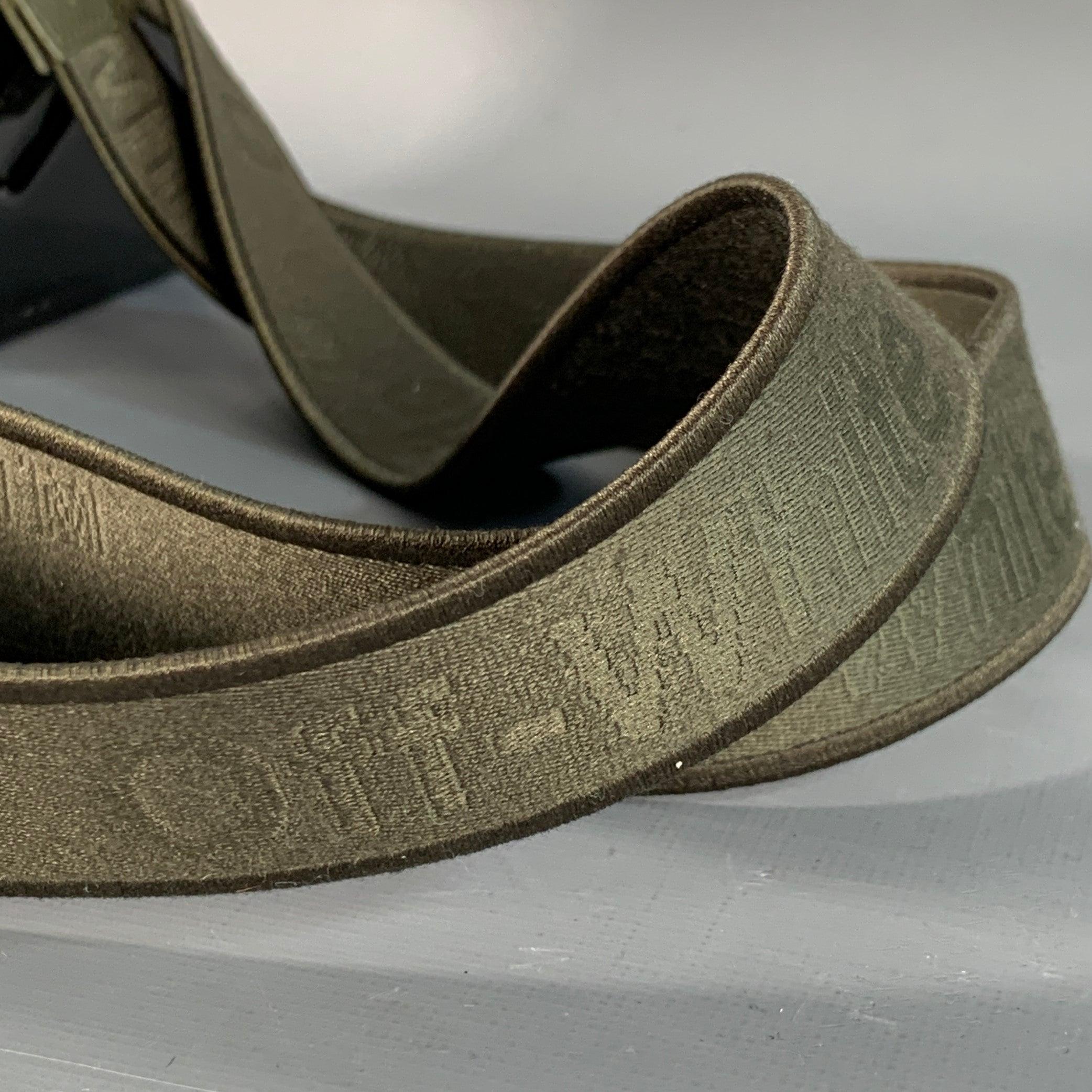 Marrone OFF-WHITE Borsa telefonica in pelle di ciottoli goffrata verde oliva taglia unica in vendita