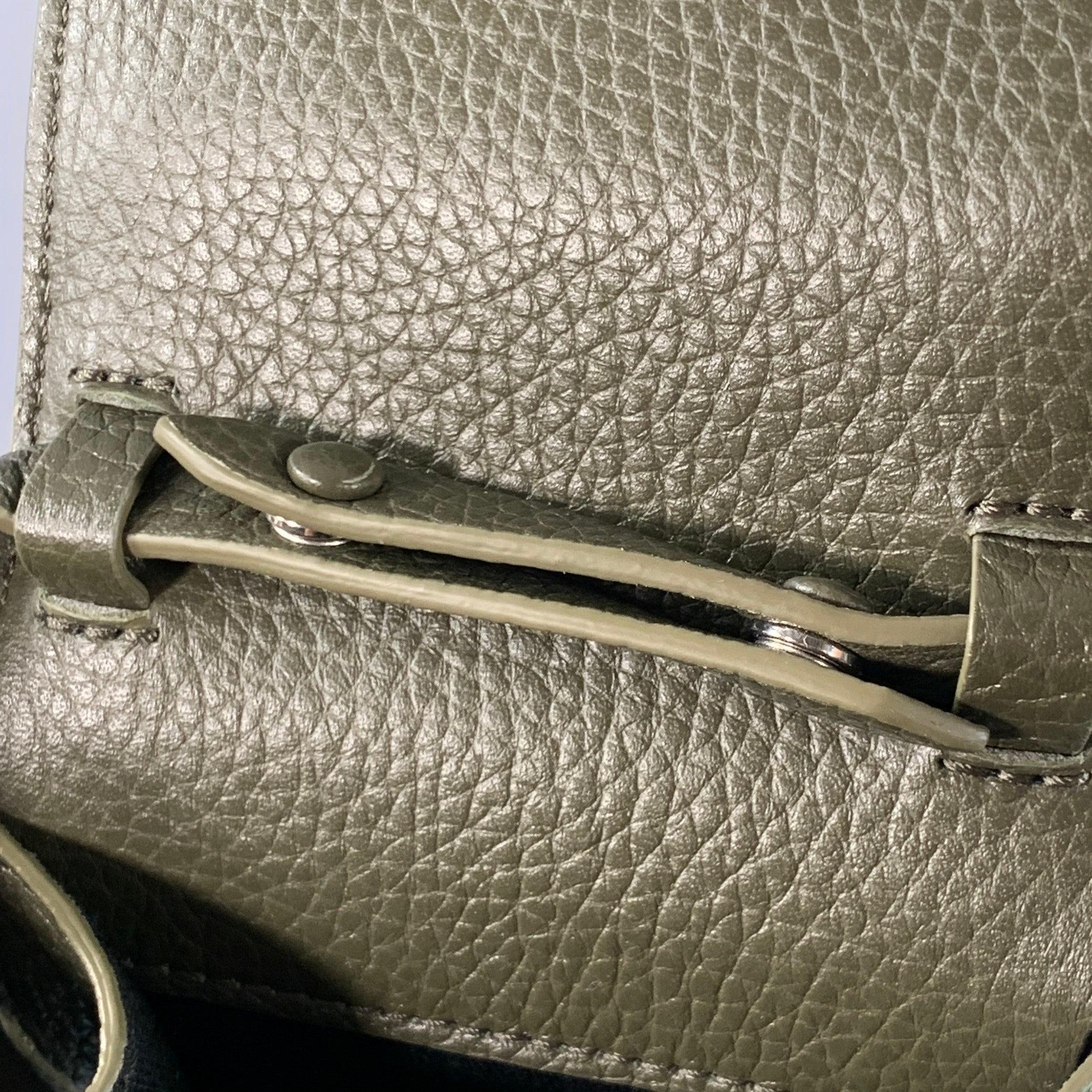 OFF-WHITE Borsa telefonica in pelle di ciottoli goffrata verde oliva taglia unica in vendita 4