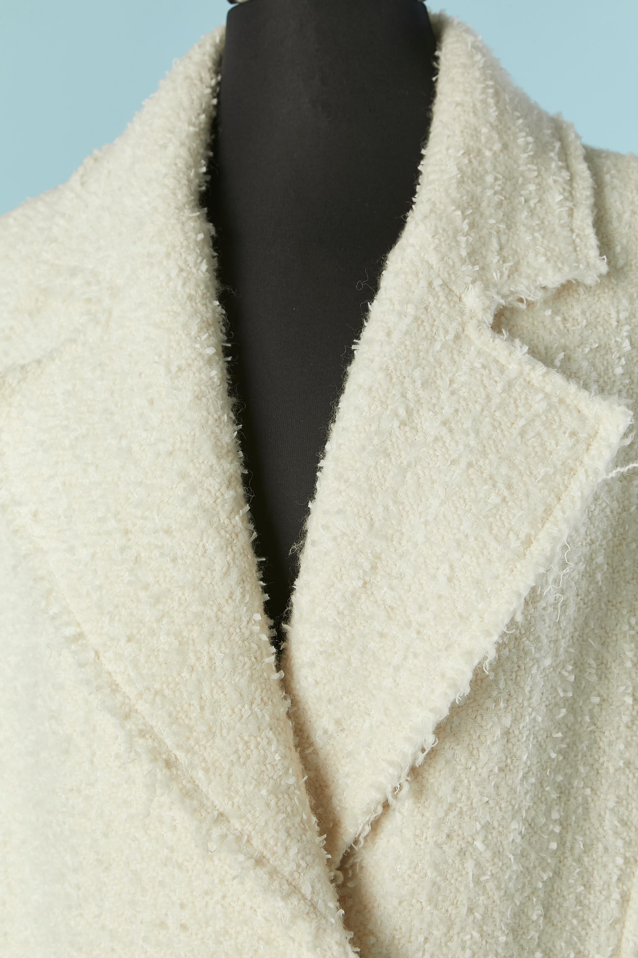 Cappotto bouclette oversize bianco sporco con chiusura a scatto. Composizione del tessuto principale: 35% acrilico, 32% lana, 18% poliestere, 15% poliammide.
Fodera in rayon. 
Una chiusura a scatto sul centro della parte anteriore. Tasca su entrambi