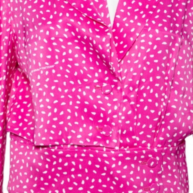 Siéntete perfectamente guapa con esta elegante blusa rosa de Off-White. Esta creación de satén tiene botones delanteros y está estampada por todas partes. Las mangas largas y un panel superpuesto en la parte delantera dan un toque de moda a esta