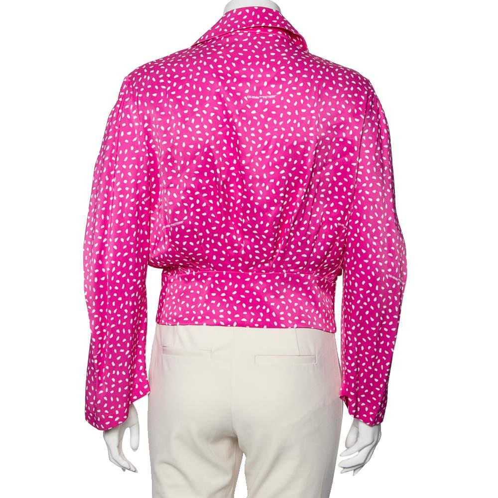 Fühlen Sie sich in dieser eleganten rosa Bluse von Off-White rundum wohl. Die Kreation aus Satin hat Knöpfe auf der Vorderseite und ist allover bedruckt. Die langen Ärmel und die Overlay-Blende auf der Vorderseite verleihen dieser Tagesbluse einen