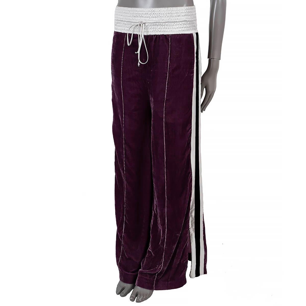 100% autentici pantaloni da ginnastica OFF-WHITE in velluto schiacciato e satinato in cotone (82%) e seta (18%) viola, nero e grigio. Presenta il ricamo del logo Off-White, due cerniere sul  orlo e coulisse in vita. Due tasche laterali a fessura. È