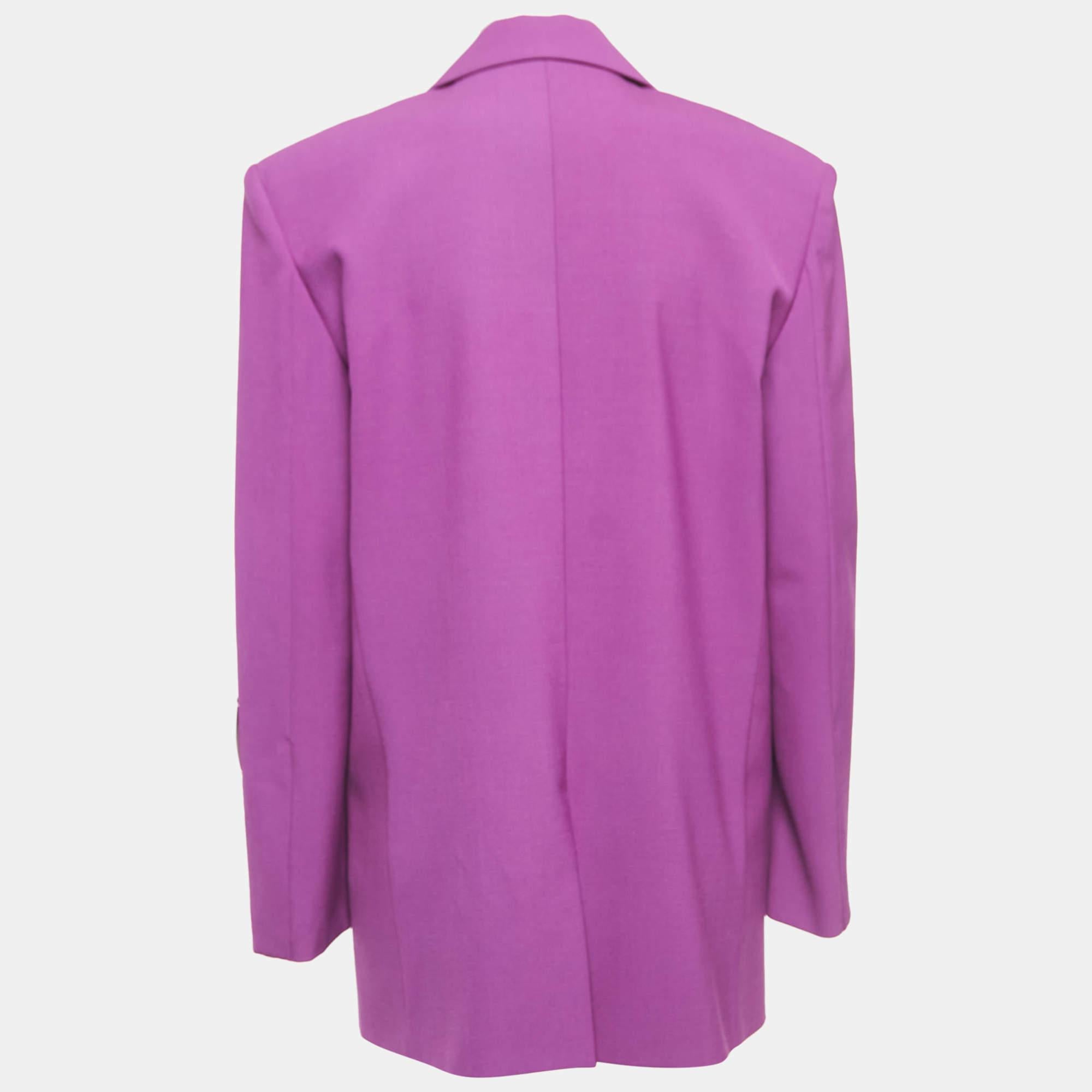 The purple shade and the oversized shape make this Off-White blazer for women a covetable piece. It has long sleeves and a single-breasted front closure. Wear this one for an effortlessly chic look.

