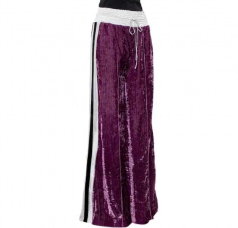 A must-have for your casual wardrobe, these lovely Off-White track pants are made of crushed velvet thus offering a comfortable wearing experience. The purple-hued pair comes with a wide-leg fit, contrast stripe detailing, and an effortless style.