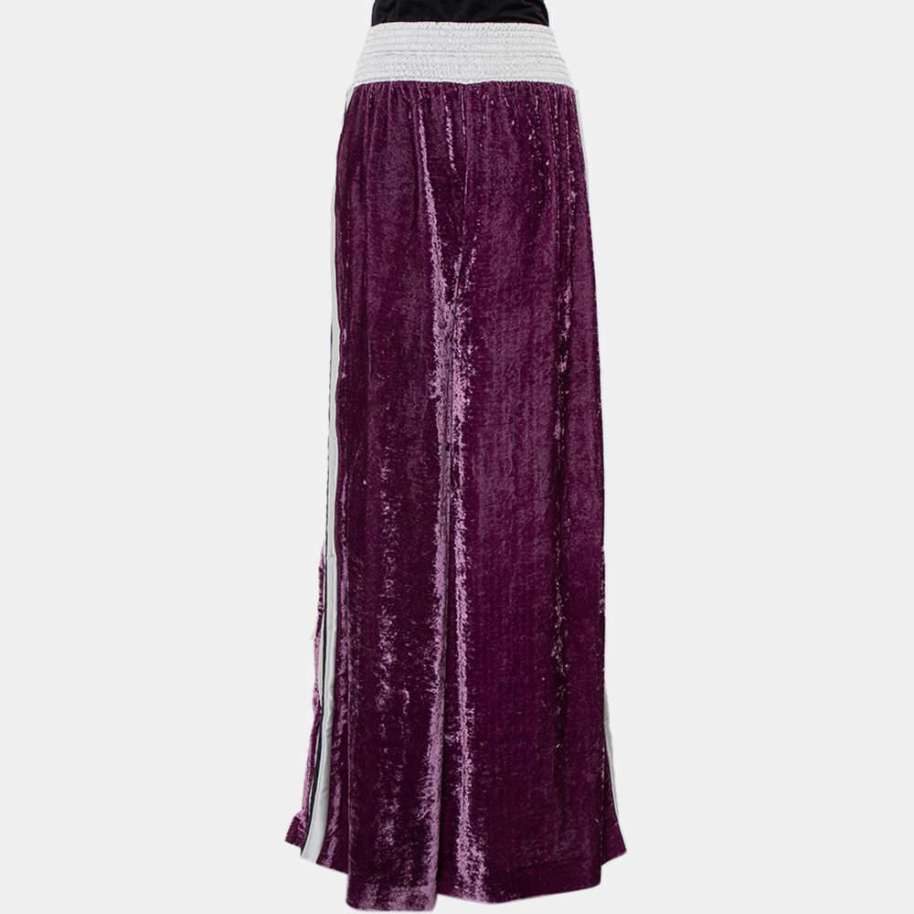 A must-have for your casual wardrobe, these lovely Off-White track pants are made of crushed velvet thus offering a comfortable wearing experience. The purple-hued pair comes with a wide-leg fit, contrast stripe detailing, and an effortless