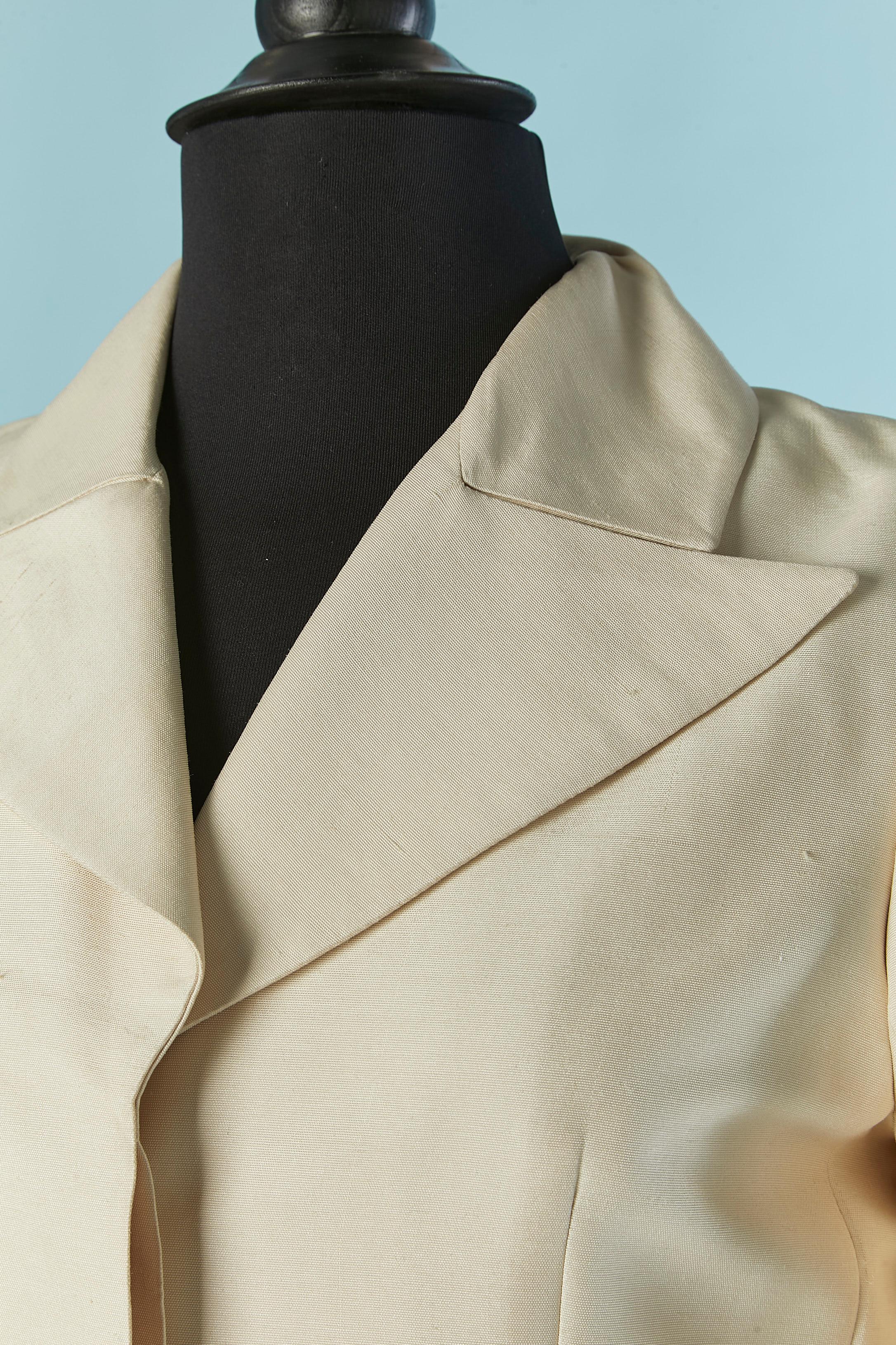 Off-white raw silk single breasted coat with silk lining. Hidden button and buttonhole closure on te middle front. Pocket on both side. Shoulder-pad. Split on the middle back, lenght = 47cm
SIZE 38 (Fr) M 
